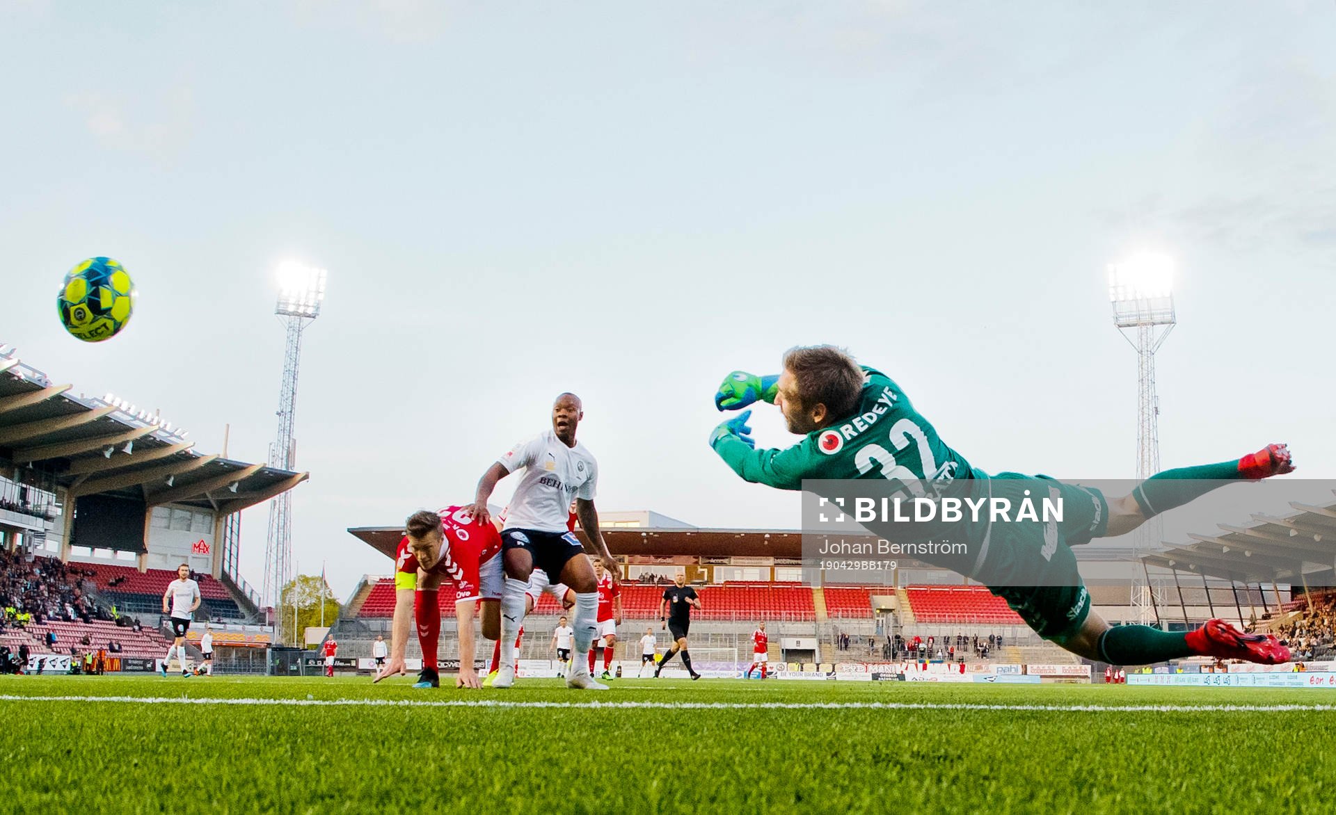 Örebros Johan Bertilsson (ej i bild) gör 1-0 på Kalmars