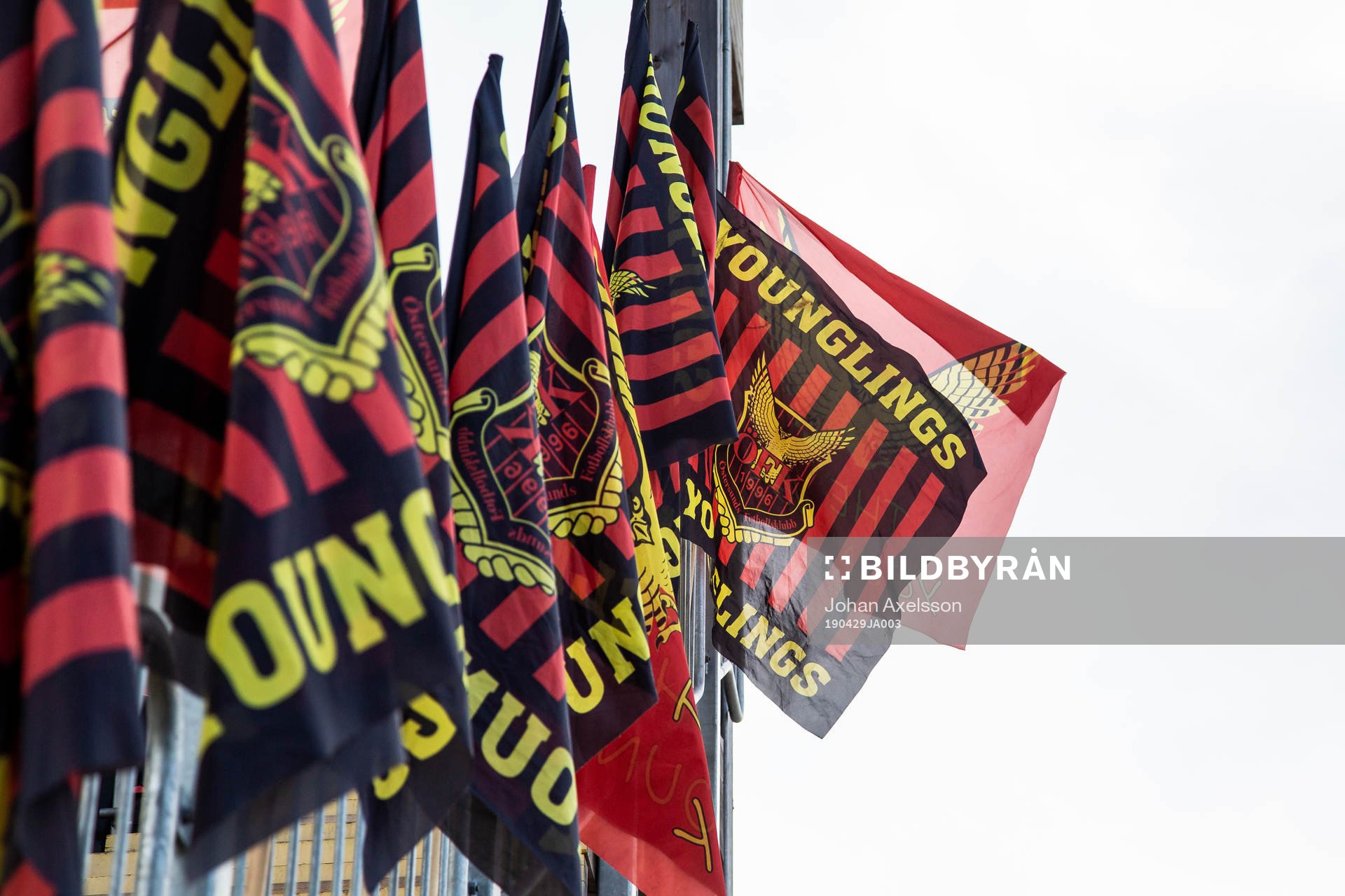 En flagga med Östersunds supporterklubb Younglings