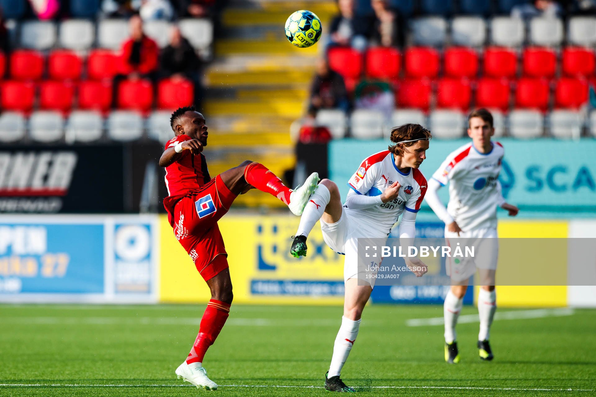 Östersunds Samuel Laryea Mensiro och Helsingborgs Max