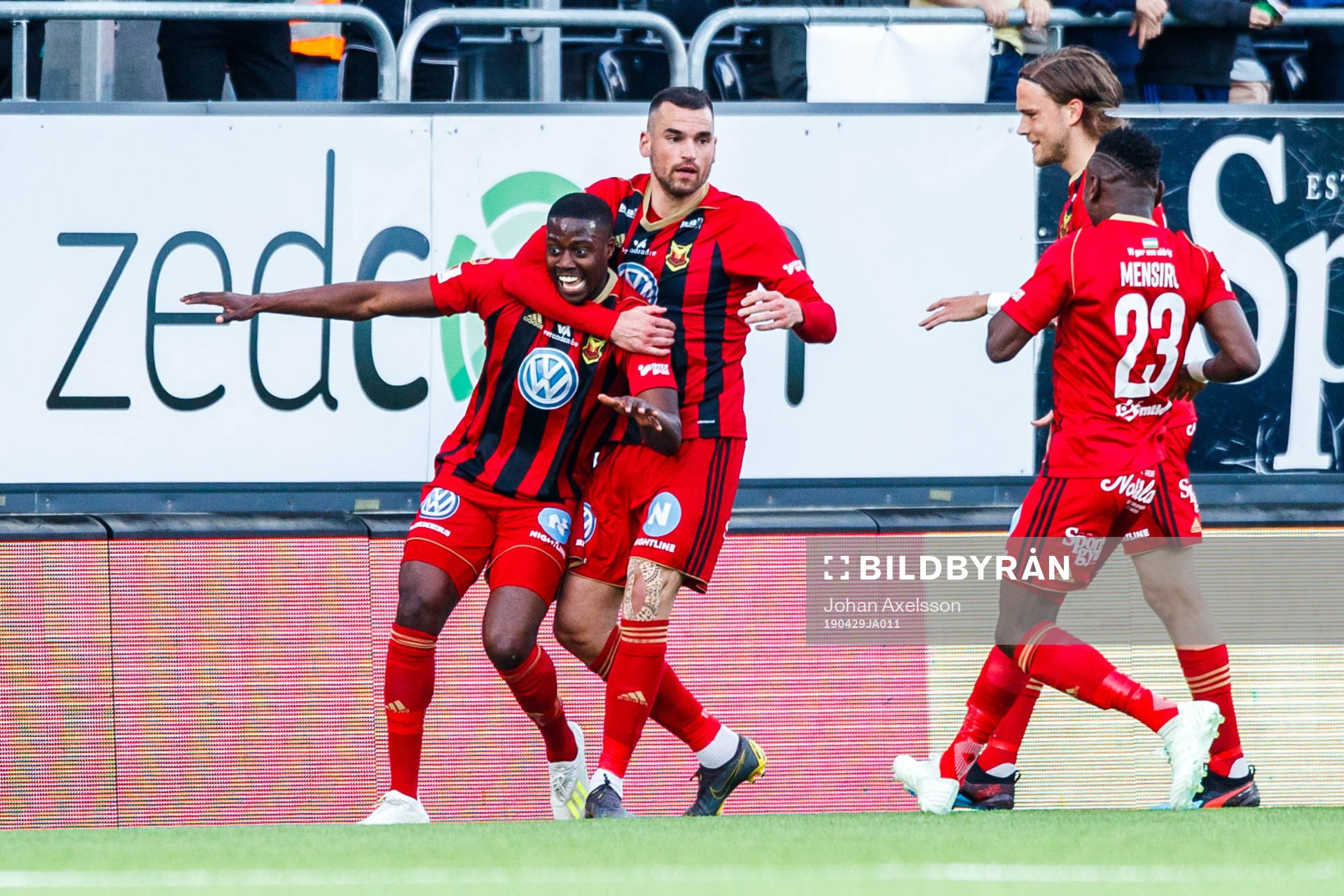 Östersunds Isak Ssali Ssewankambo och Dino Islamovic jublar