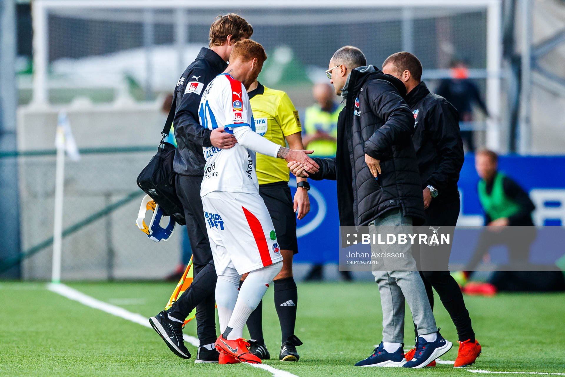 Helsingborgs Alexander Farnerud lämnar planen