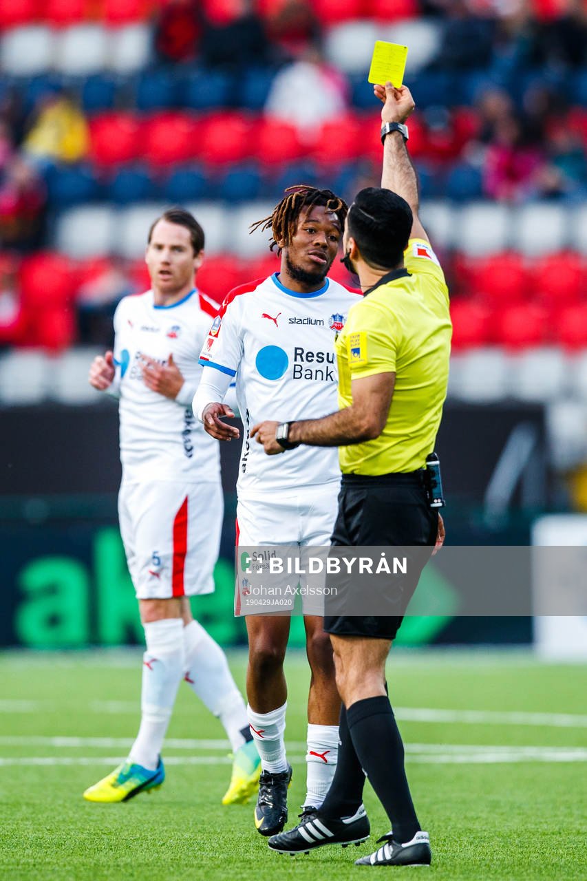 Helsingborgs Kundai Benyu får en varning
