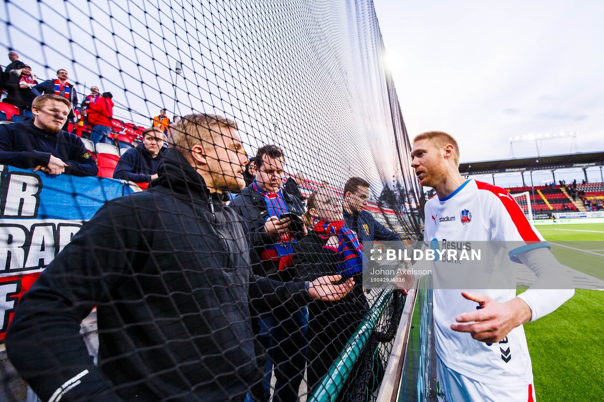 Helsingborgs Markus Holgersson i samtal med supportar