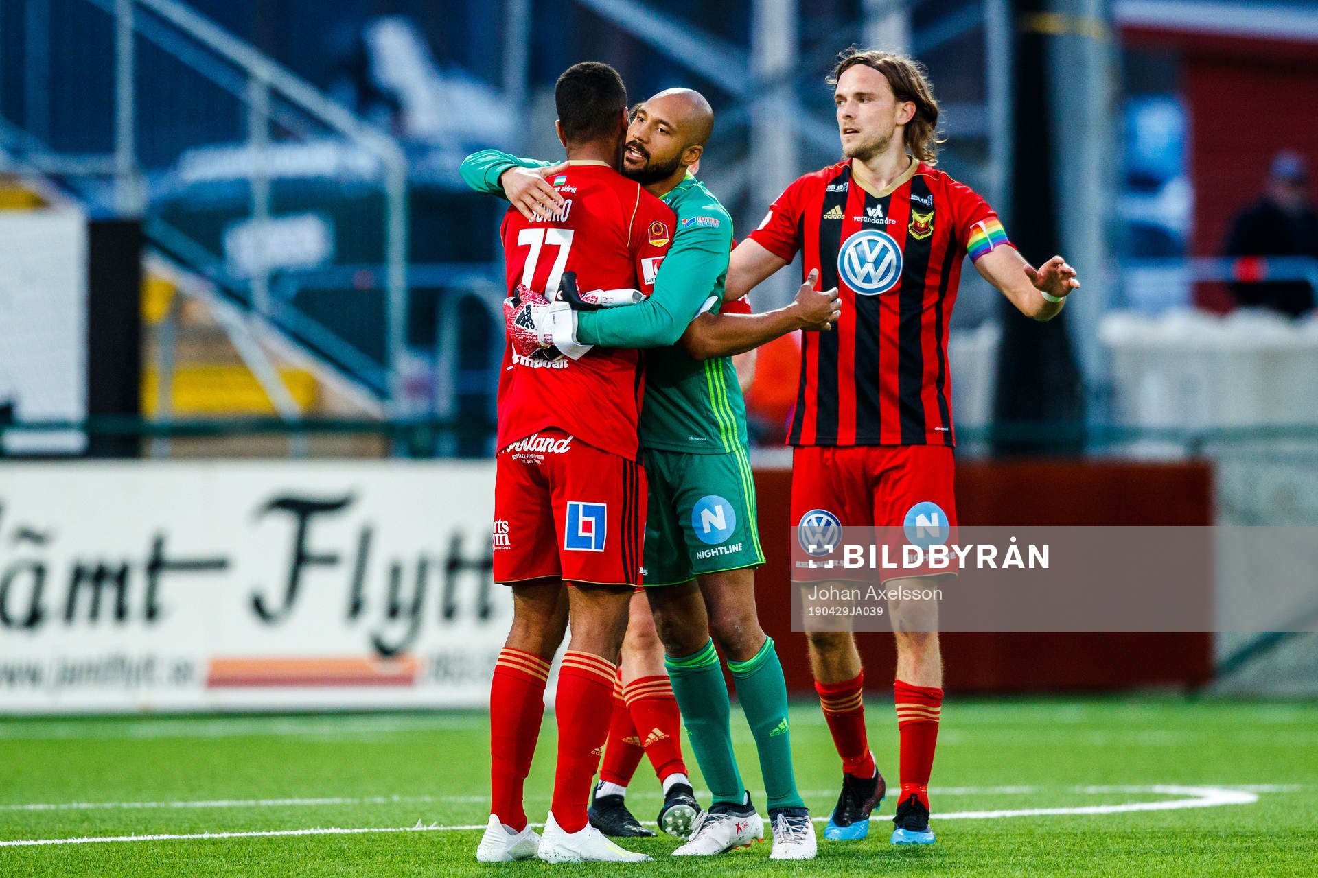 Östersunds Noah Sonko Sundberg jublar med målvakt Aly