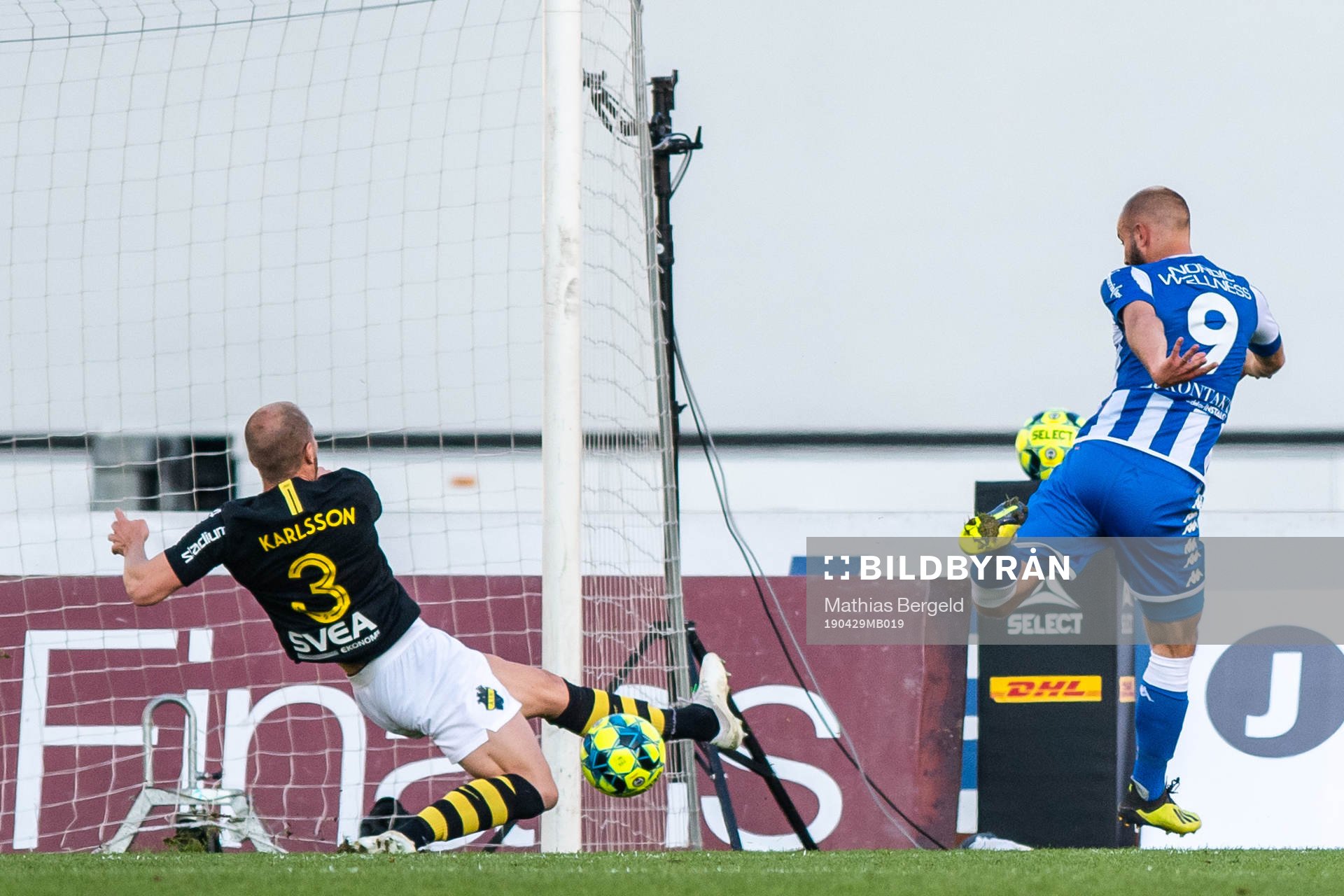 s Per Karlsson blockerar skott från IFK Göteborgs Robin