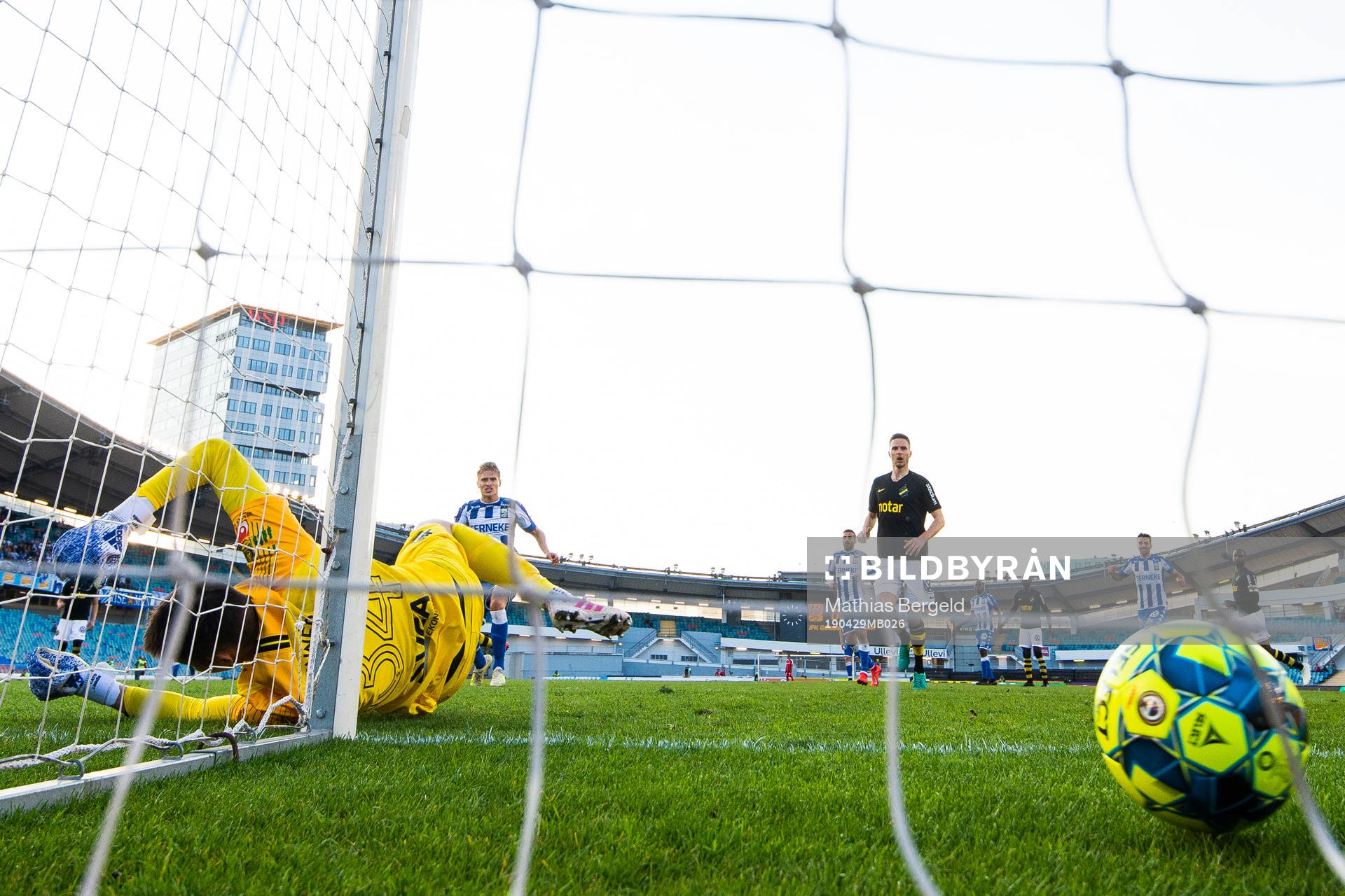 IFK Göteborgs Giorgi Kharaishvili gör 1-0 bakom AIK:s målvakt Oscar Linnér under fotbollsmatchen i Allsvenskan mellan IFK Göteborg och AIK den 29 april 2019 i 2019.