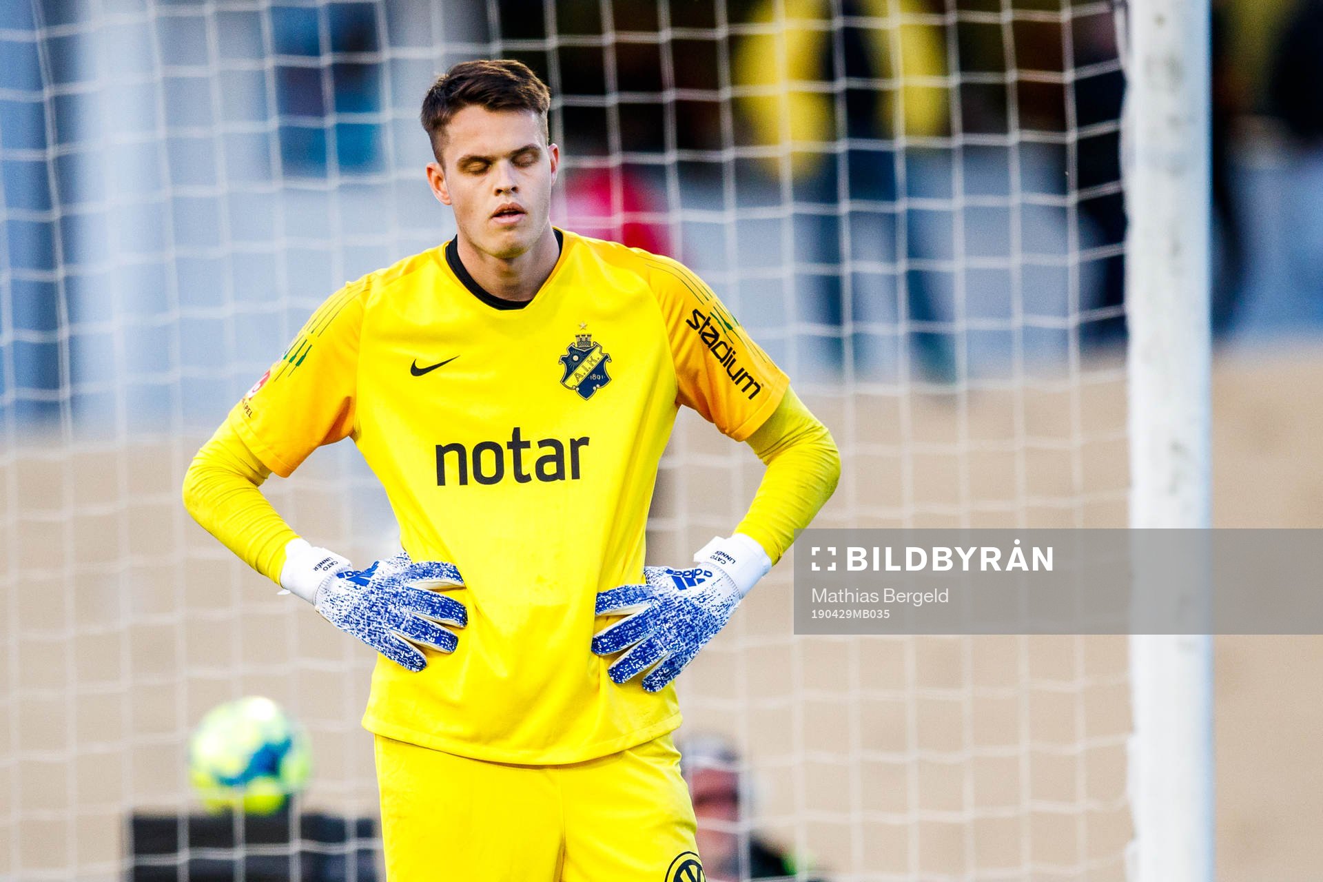 s målvakt Oscar Linnér deppar