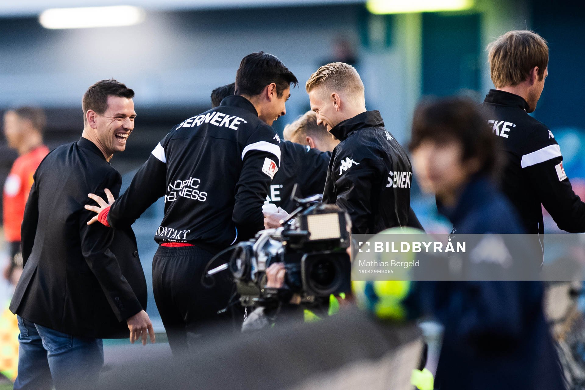 IFK Göteborgs assisterande tränare Ferran Sibila och målvakt målvakt Tom Amos jublar efter att Sargon Abraham (ej i bild) gjort 3-0 under fotbollsmatchen i Allsvenskan mellan IFK Göteborg och AIK den 29 april 2019 i 2019.