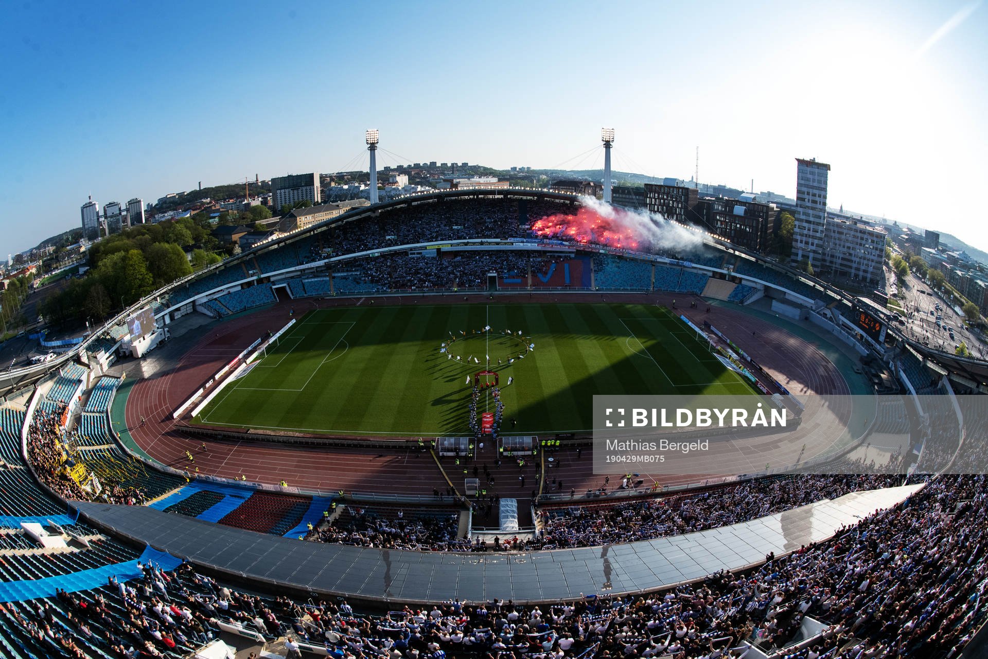 s och IFK Göteborgs spelare går in på plan