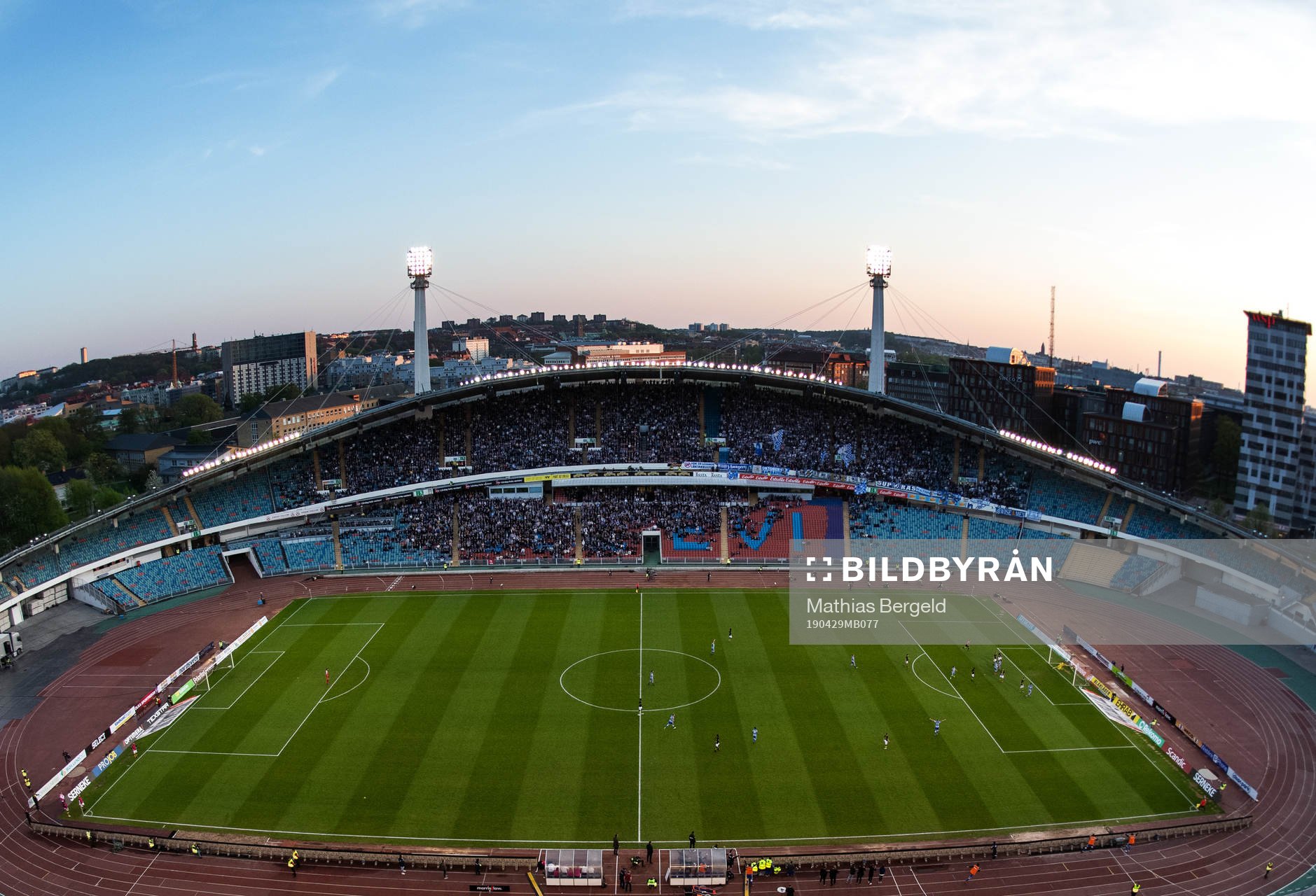 Översiktsbild av Nya Ullevi när IFK Göteborgs Patrik Karlsson Lagemyr gör 2-0 under fotbollsmatchen i Allsvenskan mellan IFK Göteborg och AIK den 29 april 2019 i 2019.