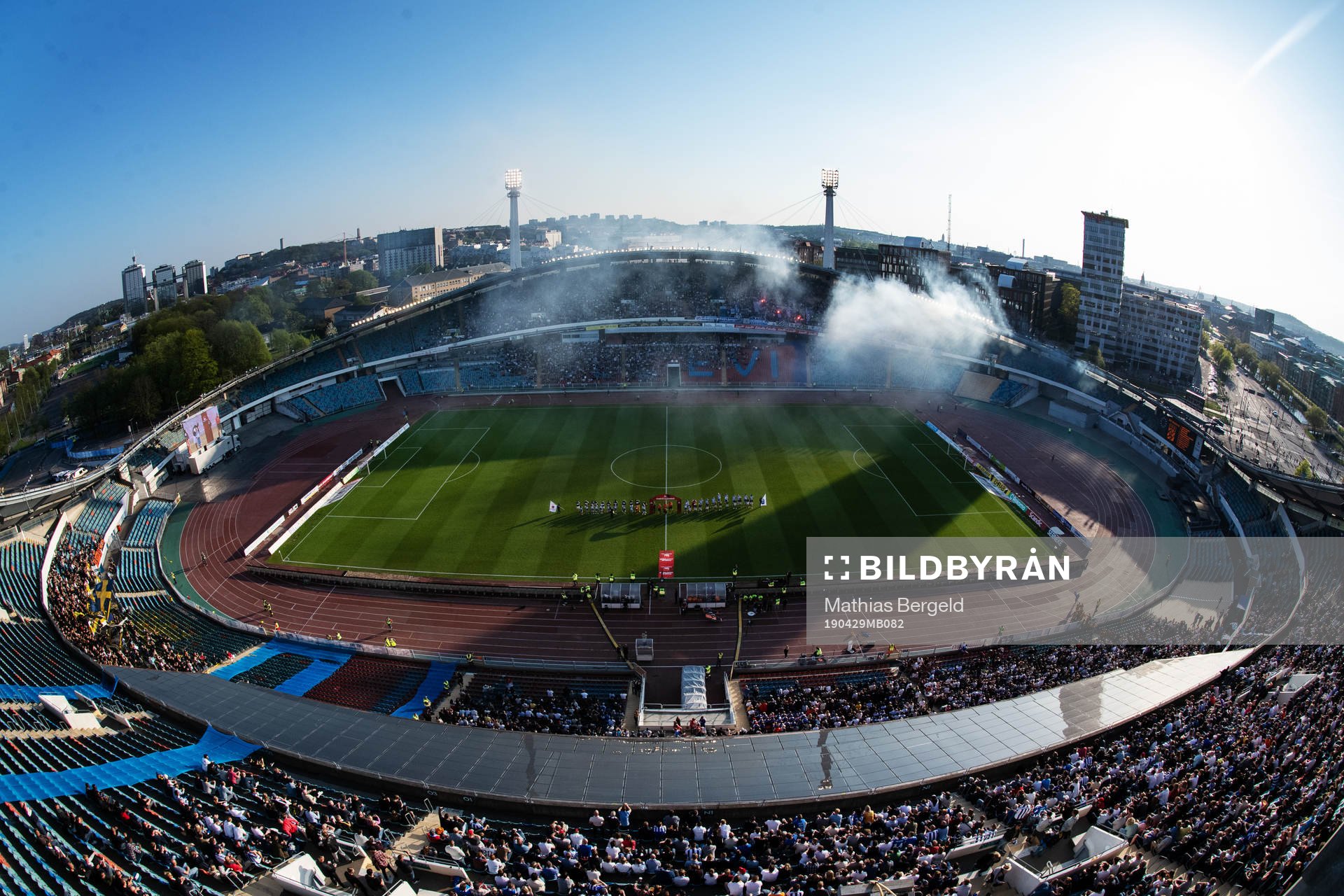 s och IFK Göteborgs spelare och bengalrök från IFK