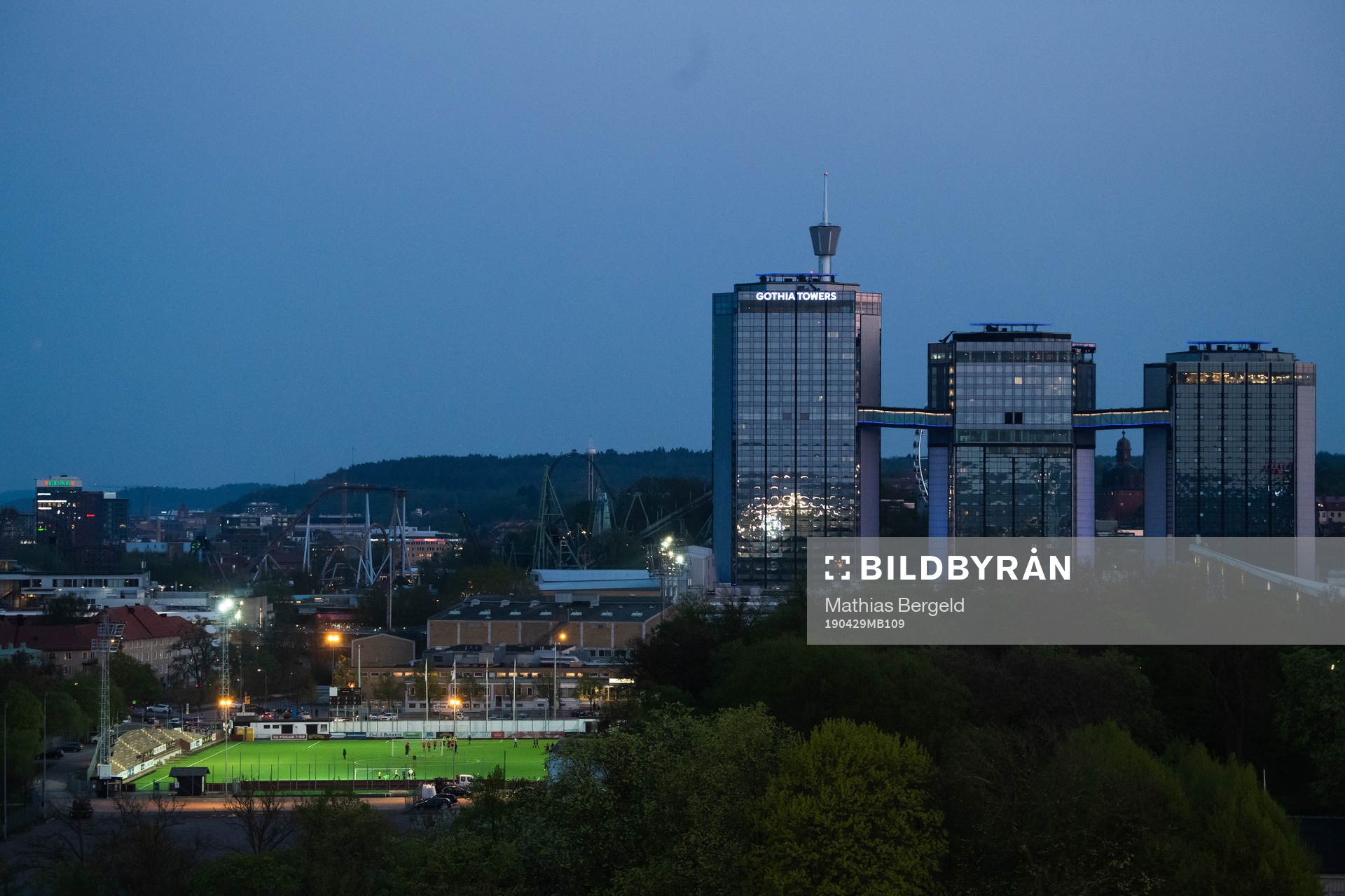 Vy över Gothia Towers och Valhalla i skymning