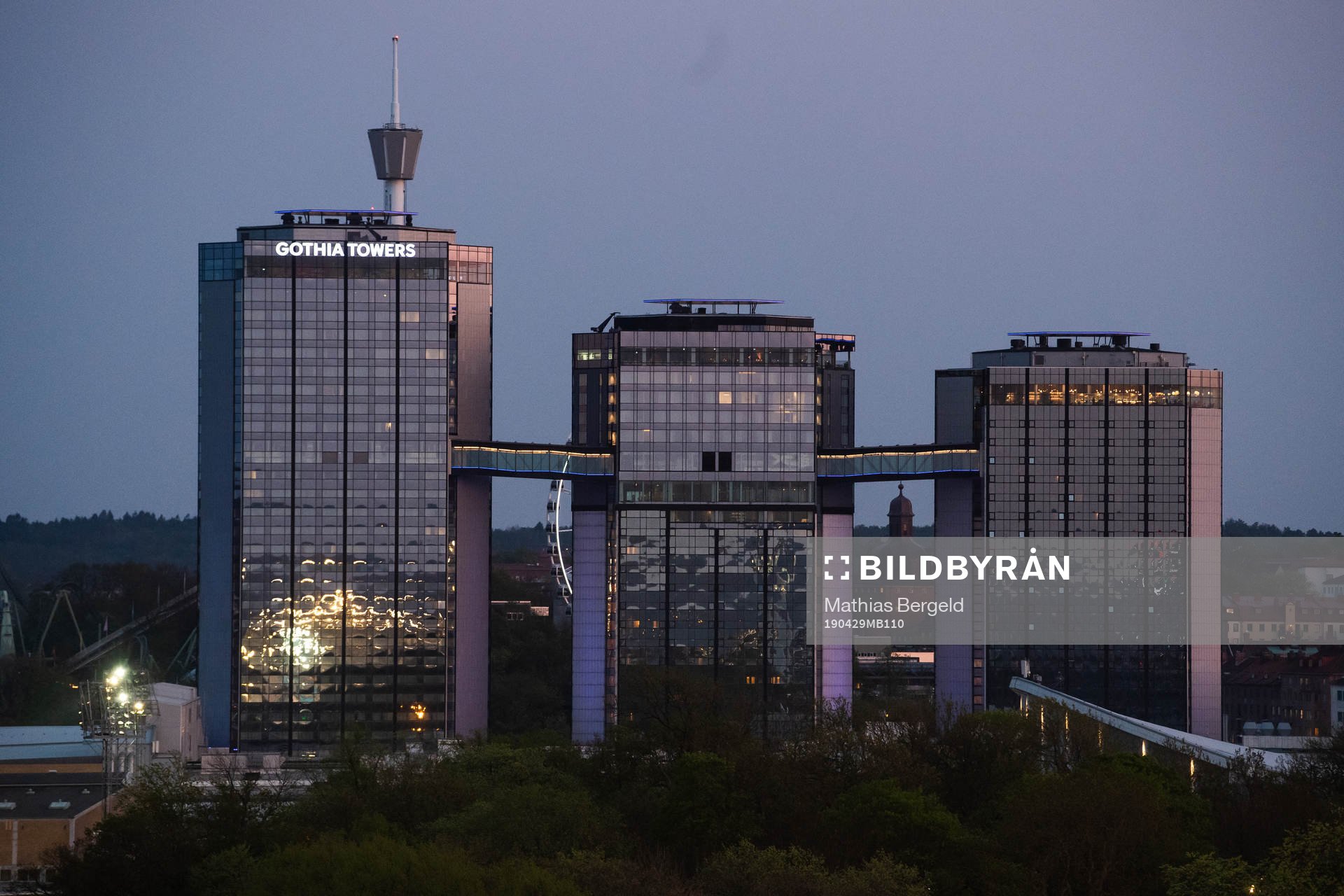 Vy över Gothia Towers i skymning