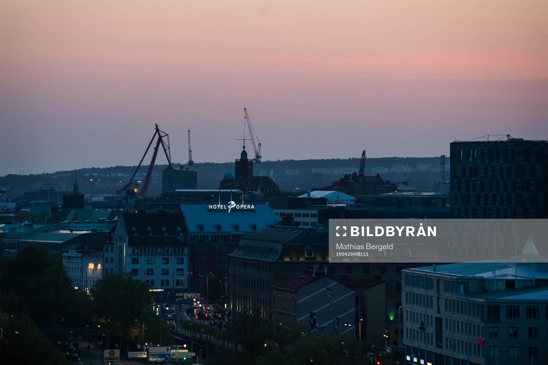 Vy över Göteborg med kranar i skymning