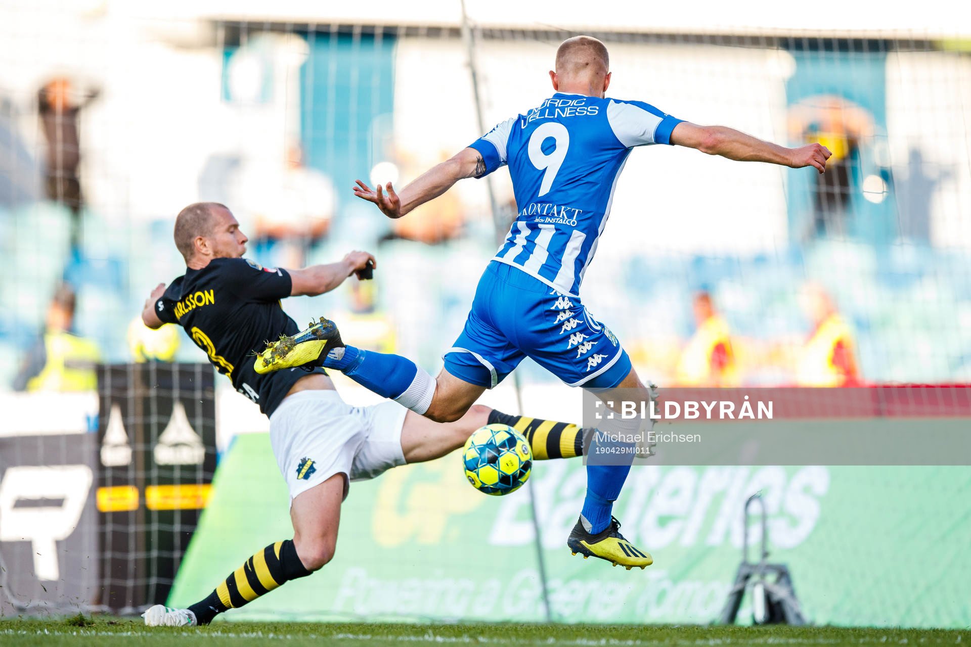 s Per Karlsson blockerar skott från IFK Göteborgs Robin
