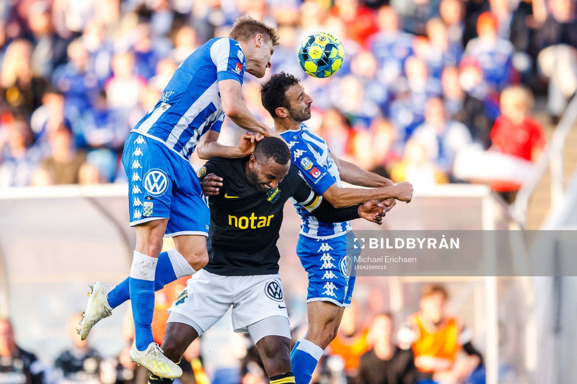 IFK Göteborgs Carl Starfelt och André Calisir i en kamp