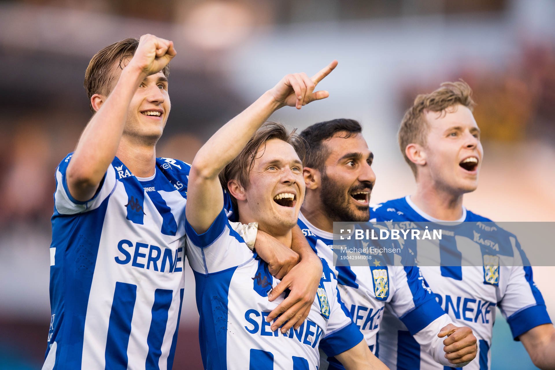 IFK Göteborgs Patrik Karlsson Lagemyr jublar ihop med Benjamin Nygren, Sargon Abraham och Victor Wernersson efter 2-0 under fotbollsmatchen i allsvenskan mellan IFK Göteborg och AIK den 29 april 2019 i Göteborg.