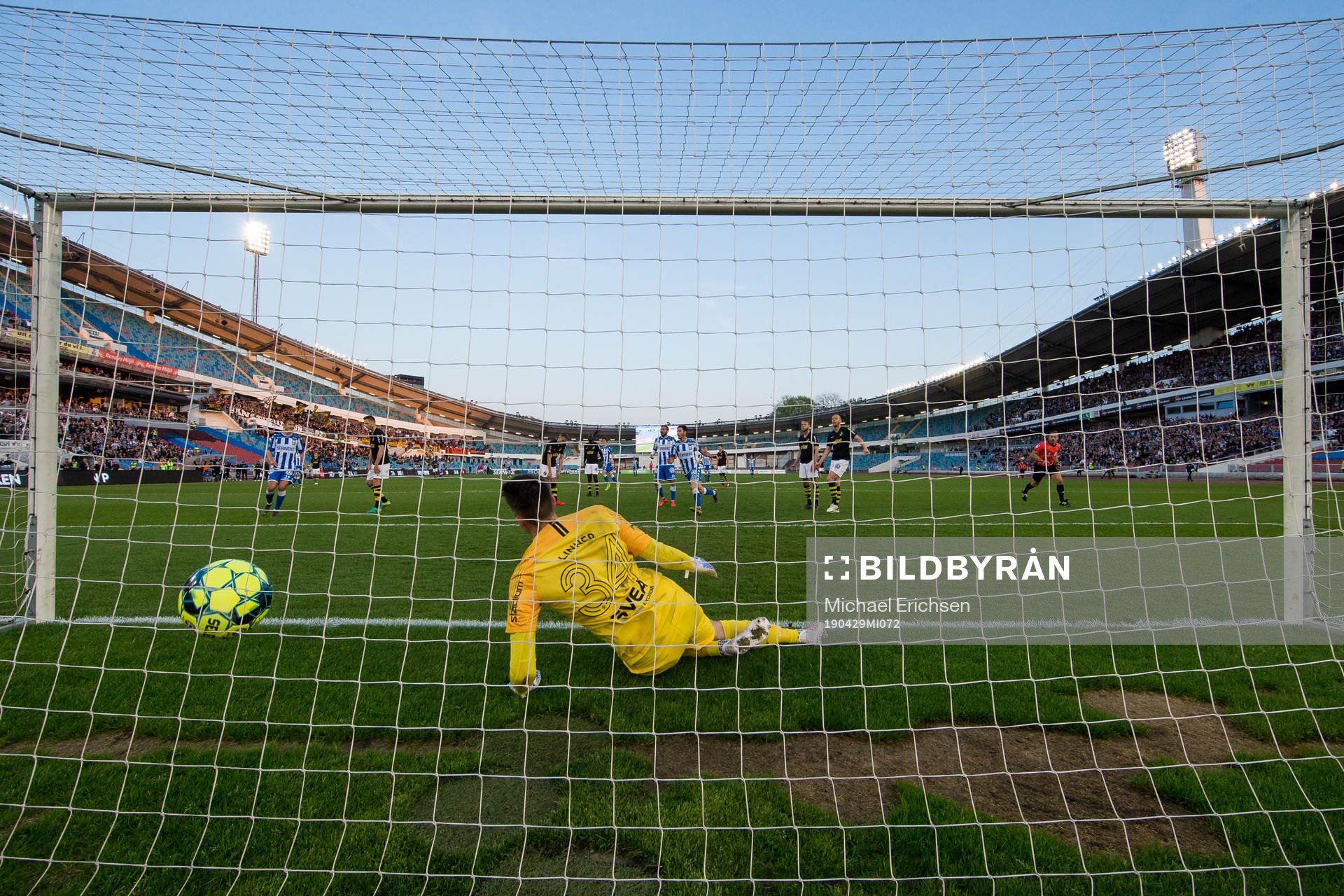 s målvakt Oscar Linnér släpper in 2-0 på skott från