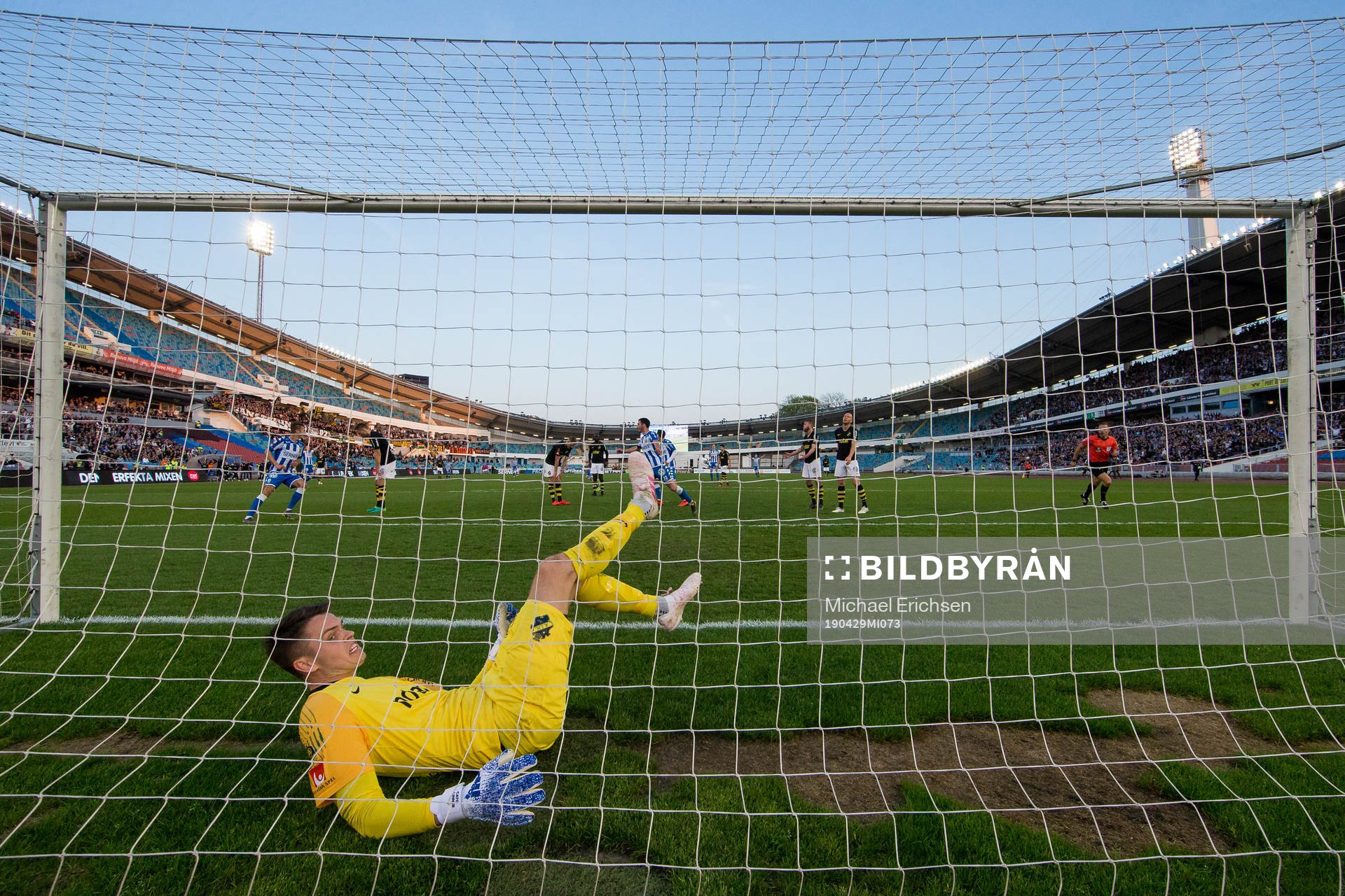 AIK:s målvakt Oscar Linnér släpper in 2-0 på skott från IFK Göteborgs Patrik Karlsson Lagemyr under fotbollsmatchen i allsvenskan mellan IFK Göteborg och AIK den 29 april 2019 i Göteborg.