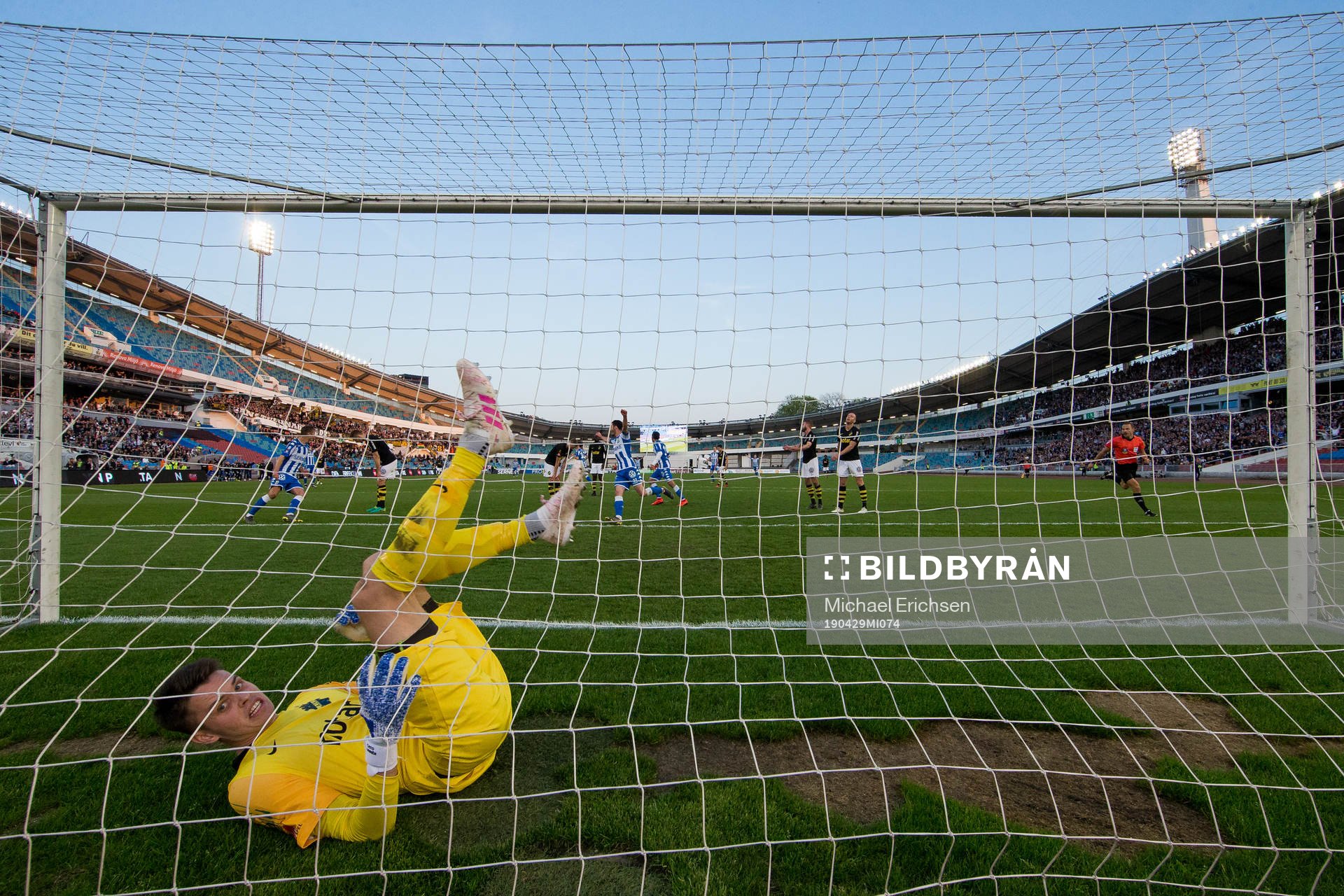 s målvakt Oscar Linnér släpper in 2-0 på skott från