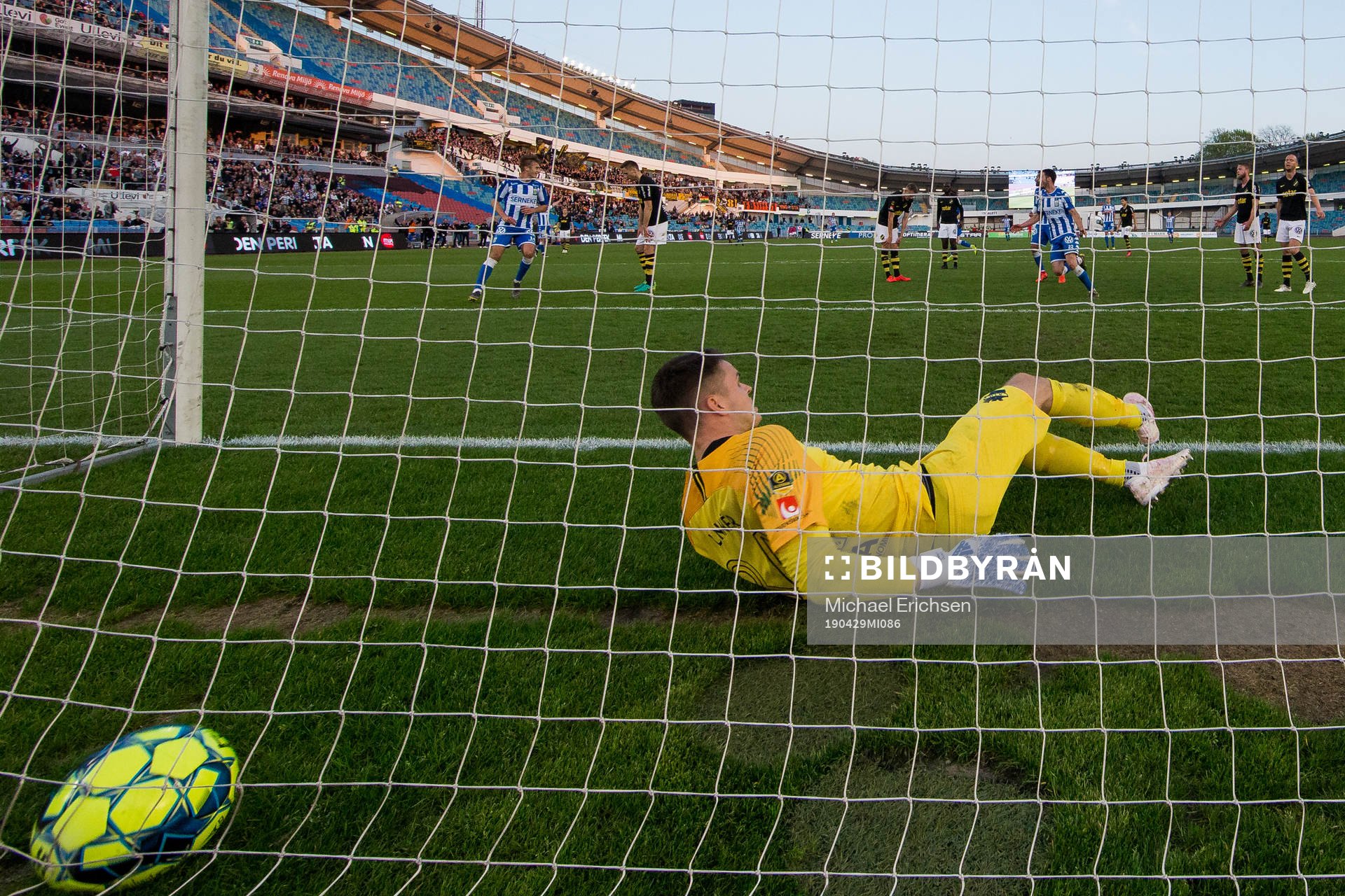 s målvakt Oscar Linnér släpper in 2-0 på skott från