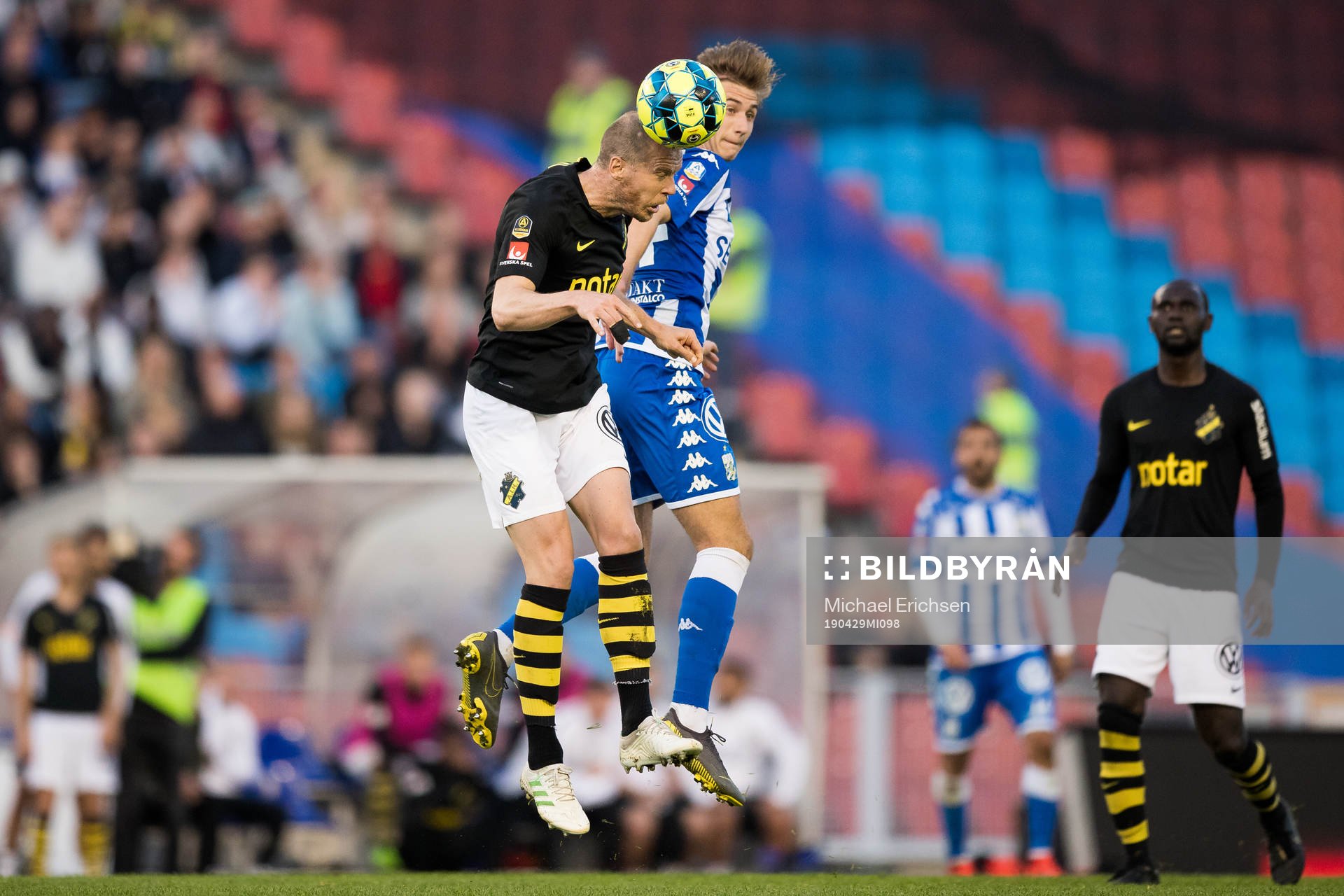 AIK:s Per Karlsson i nickduell med IFK Göteborgs Benjamin Nygren under fotbollsmatchen i allsvenskan mellan IFK Göteborg och AIK den 29 april 2019 i Göteborg.