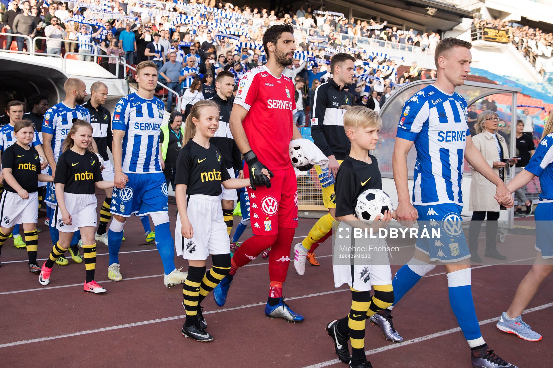 Lagen på väg in för line up, mitten IFK Göteborgs