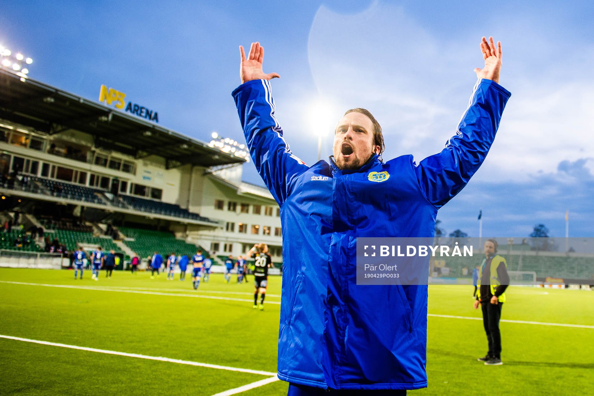 Sundsvalls Linus Hallenius jublar efter fotbollsmatchen i allsvenskan mellan GIF Sundsvall och Falkenberg den 29 april 2019 i Sundsvall.