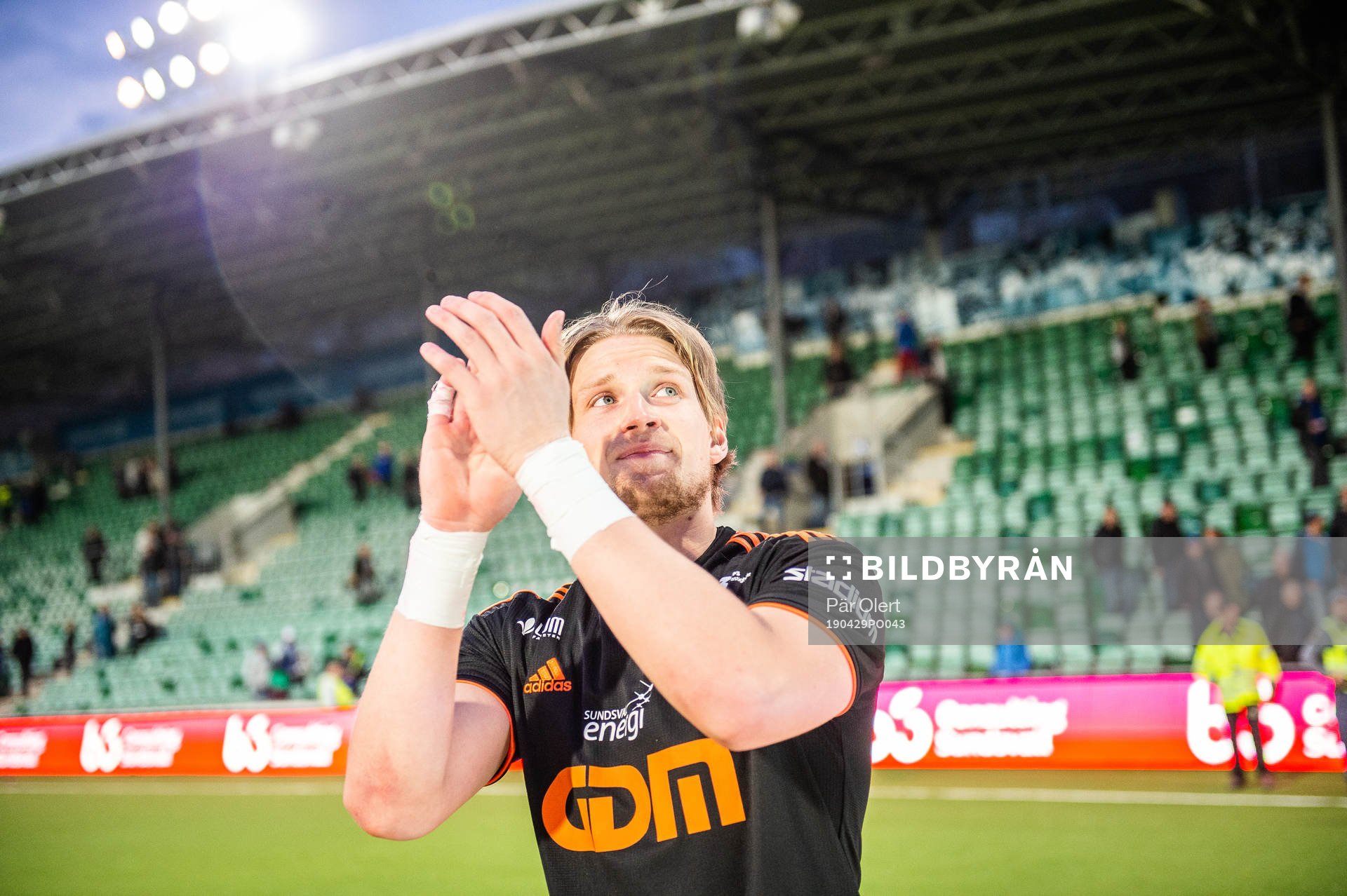 Sundsvalls målvakt William Eskelinen jublar efter fotbollsmatchen i allsvenskan mellan GIF Sundsvall och Falkenberg den 29 april 2019 i Sundsvall.