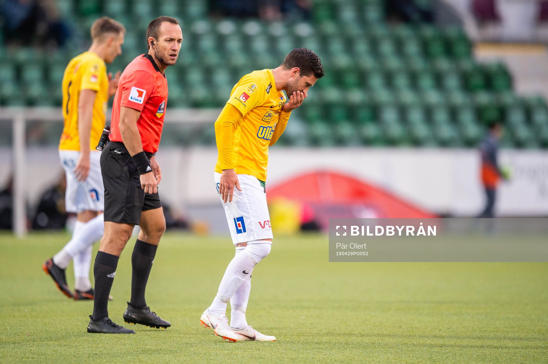 domaren Kaspar Sjöberg och Falkenbergs Tibor Brink Joza