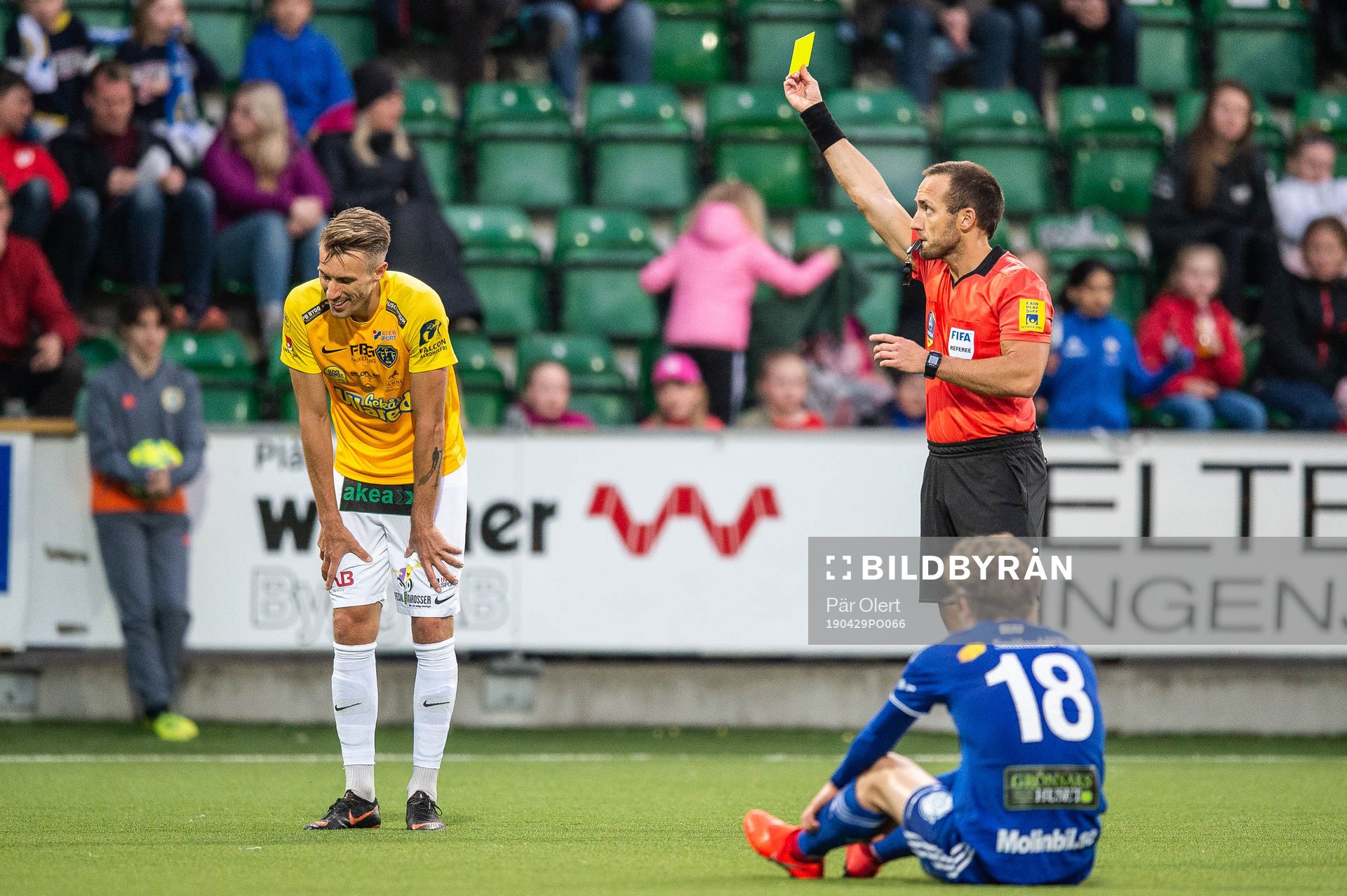 Falkenbergs Tobias Karlsson får gult kort