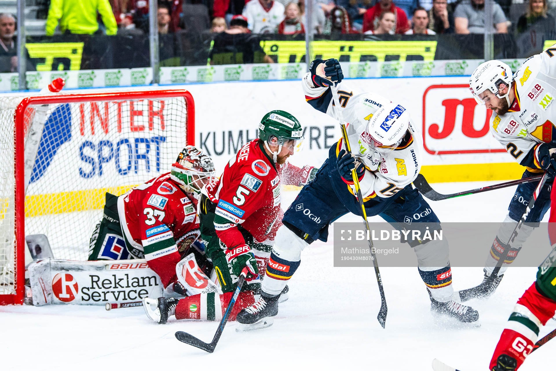 Djurgårdens Jakob Lilja oroar framför Frölundas målvakt