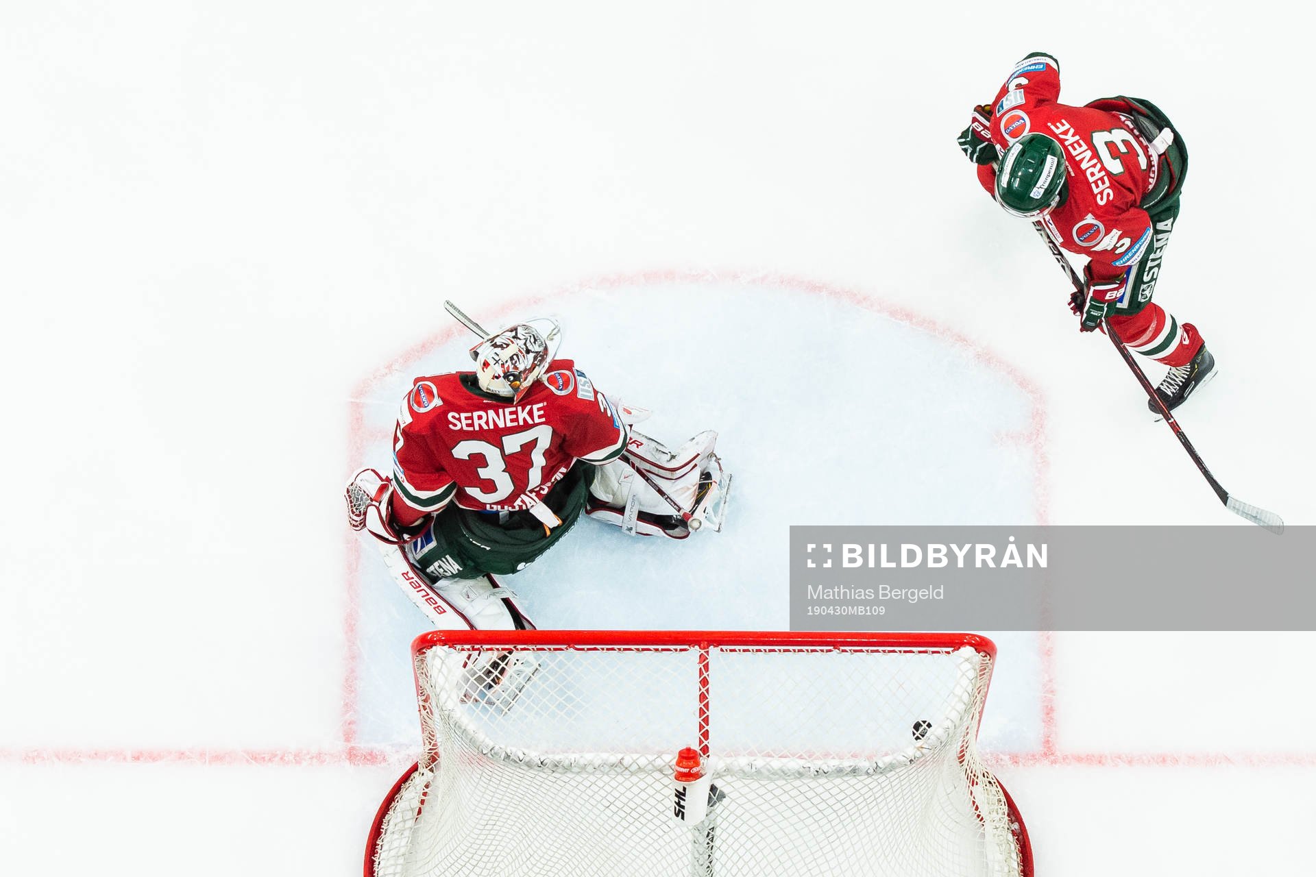 Frölundas målvakt Johan Gustafsson och Jacob Moverare ser
