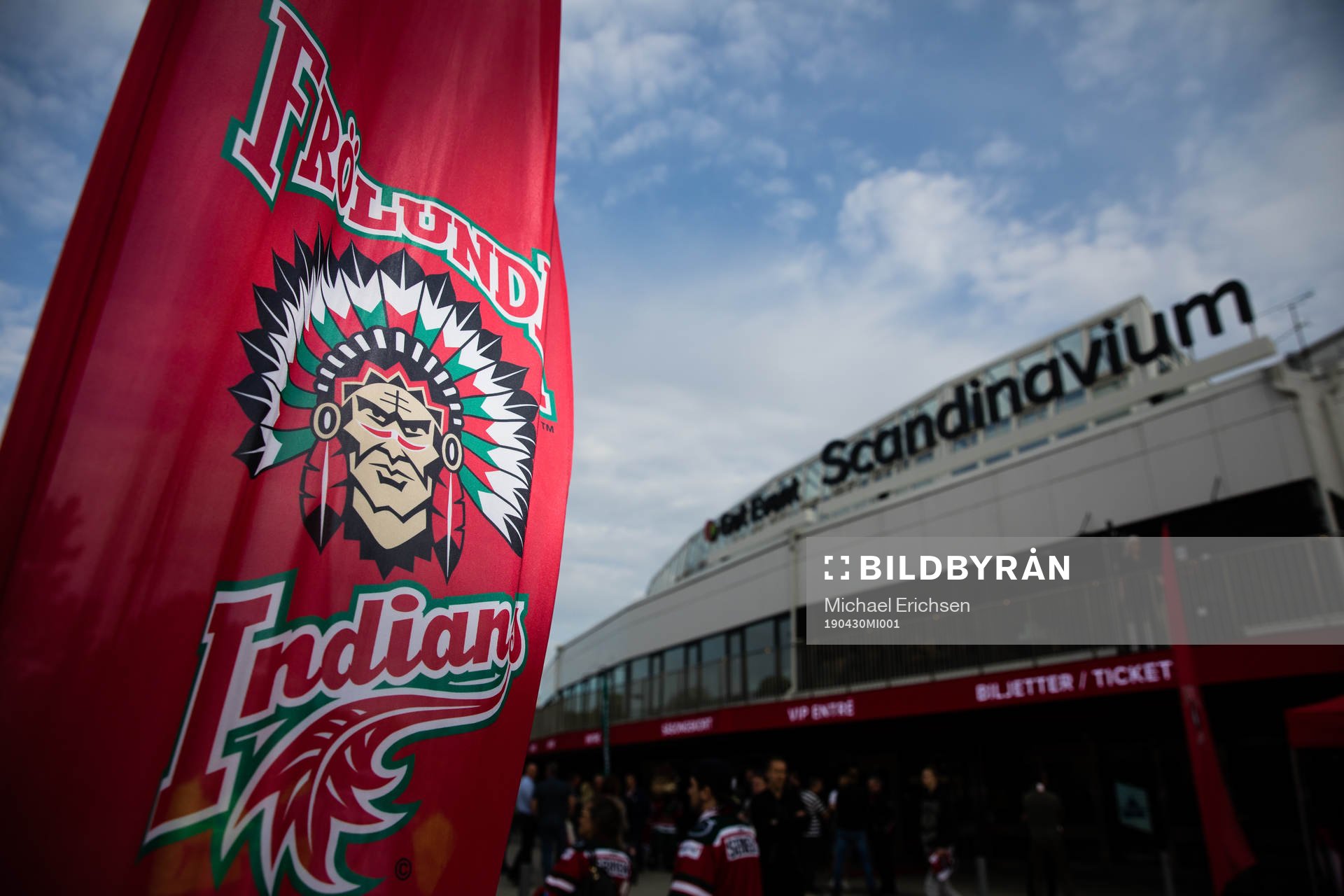En Frölunda flagga utanför Scandinavium innan final 5 i