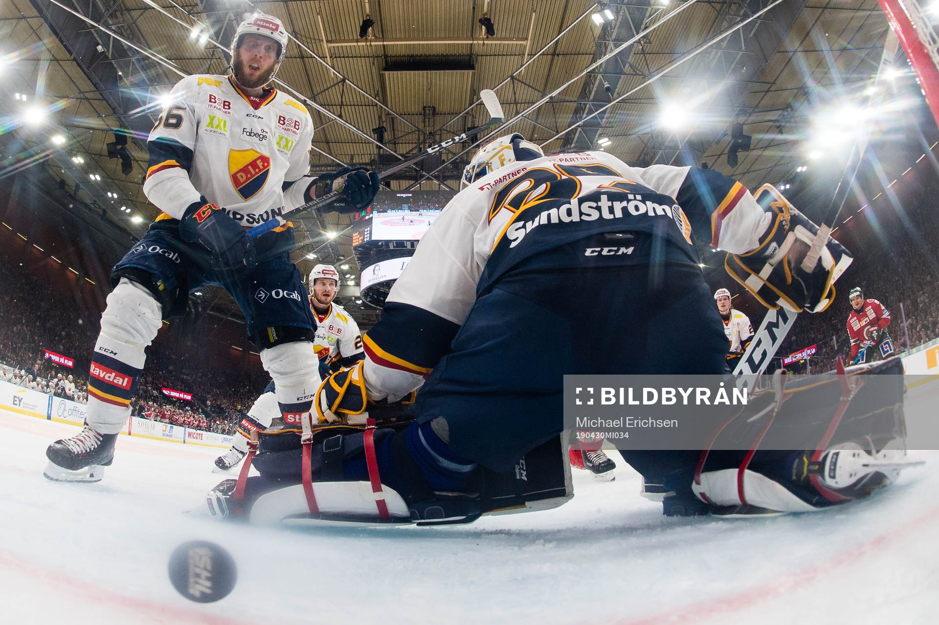 Djurgårdens Robin Norell ser pucken gå in bakom målvakt
