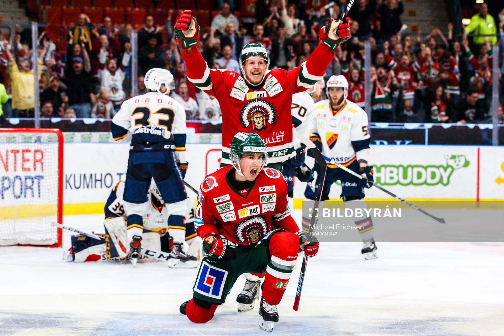 Frölundas Joel Mustonen och Max Friberg  jublar