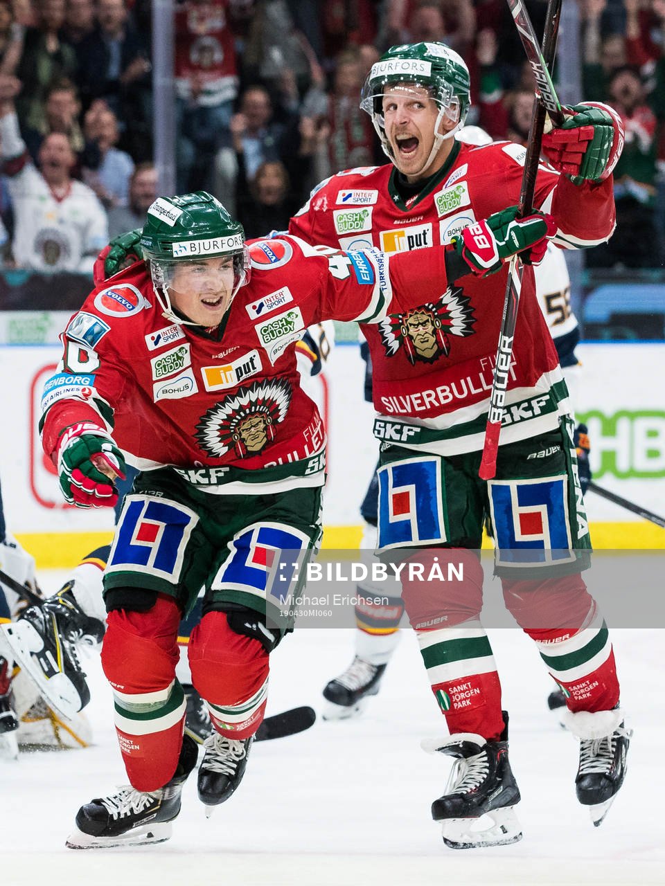 Frölundas Joel Mustonen jublar med Max Friberg