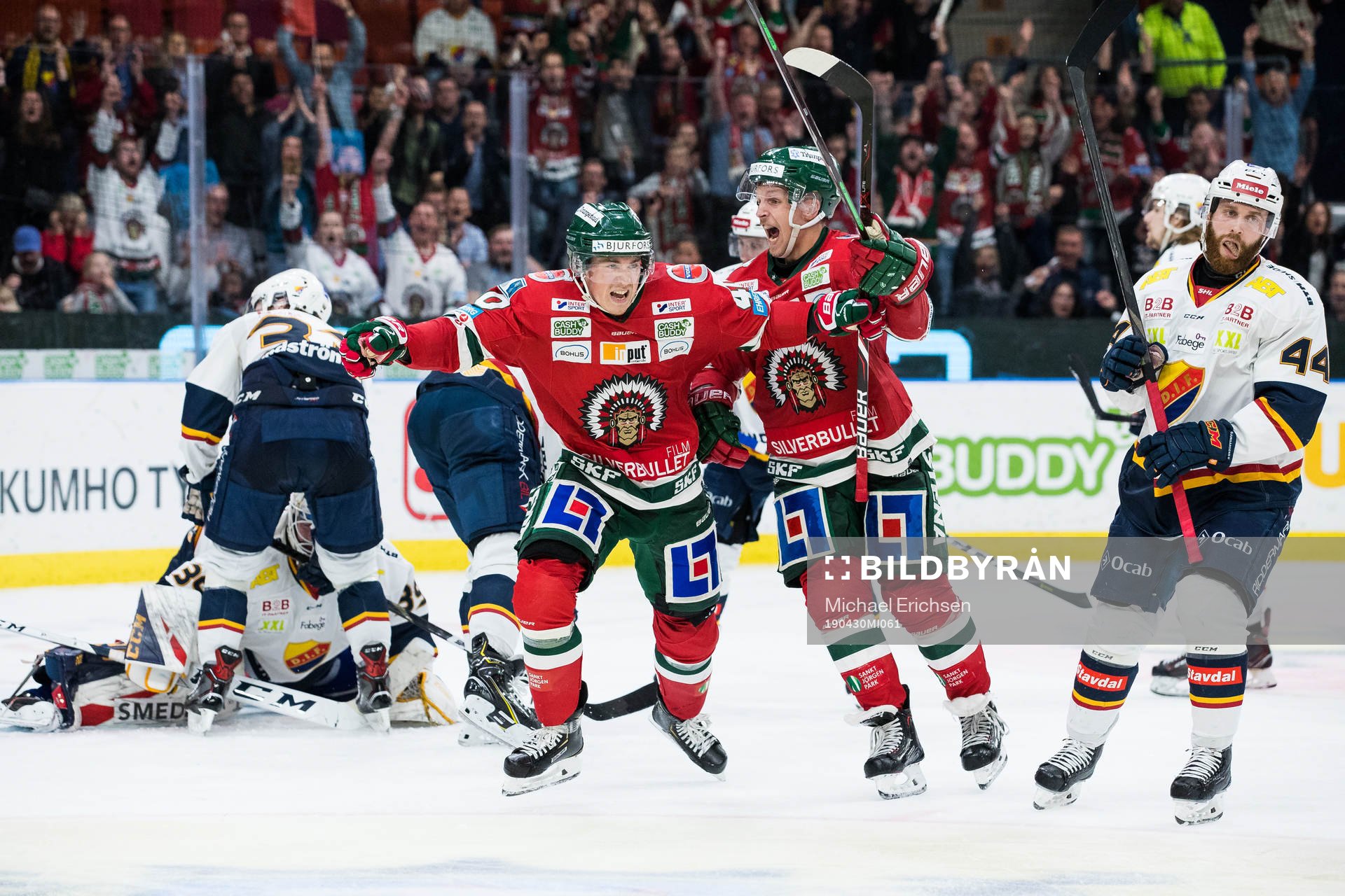 Frölundas Joel Mustonen jublar med Max Friberg