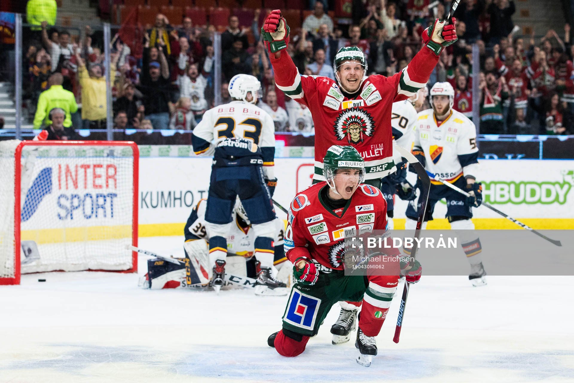 Frölundas Joel Mustonen jublar med Max Friberg