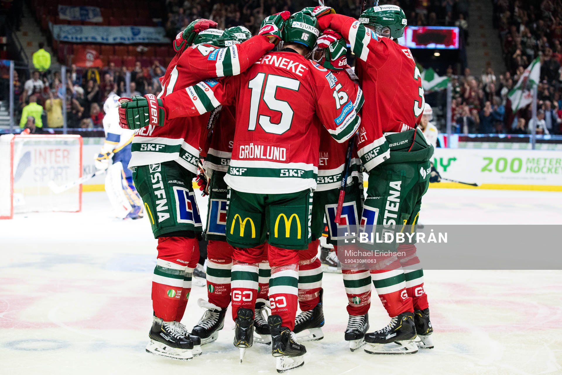 Frölundas Joel Mustonen jublar med lagkamrater