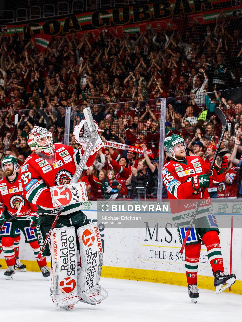 Frölundas målvakt Johan Gustafsson och David Printz jublar