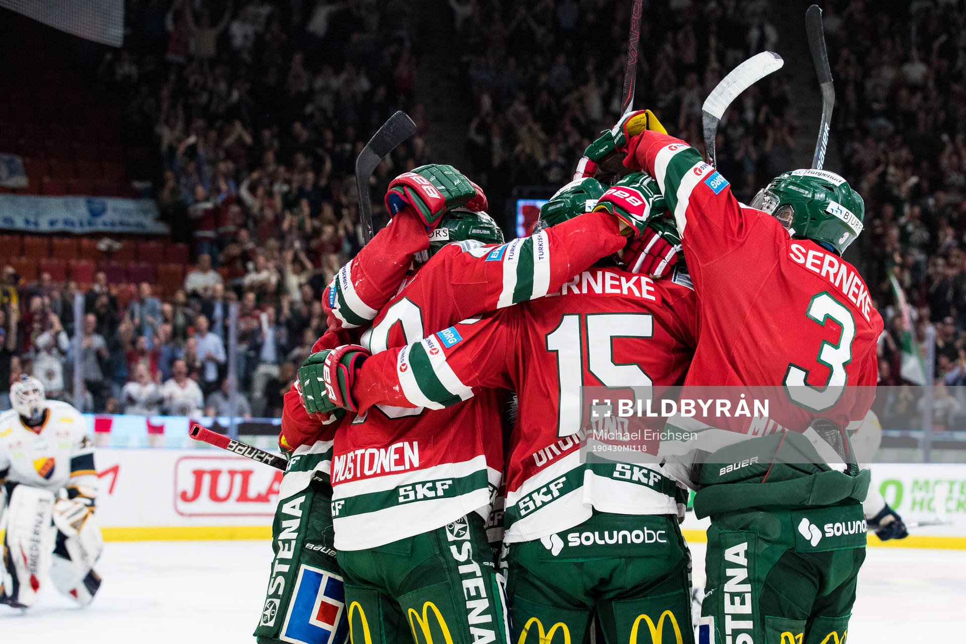 Frölundas Joel Mustonen jublar med lagkamrater