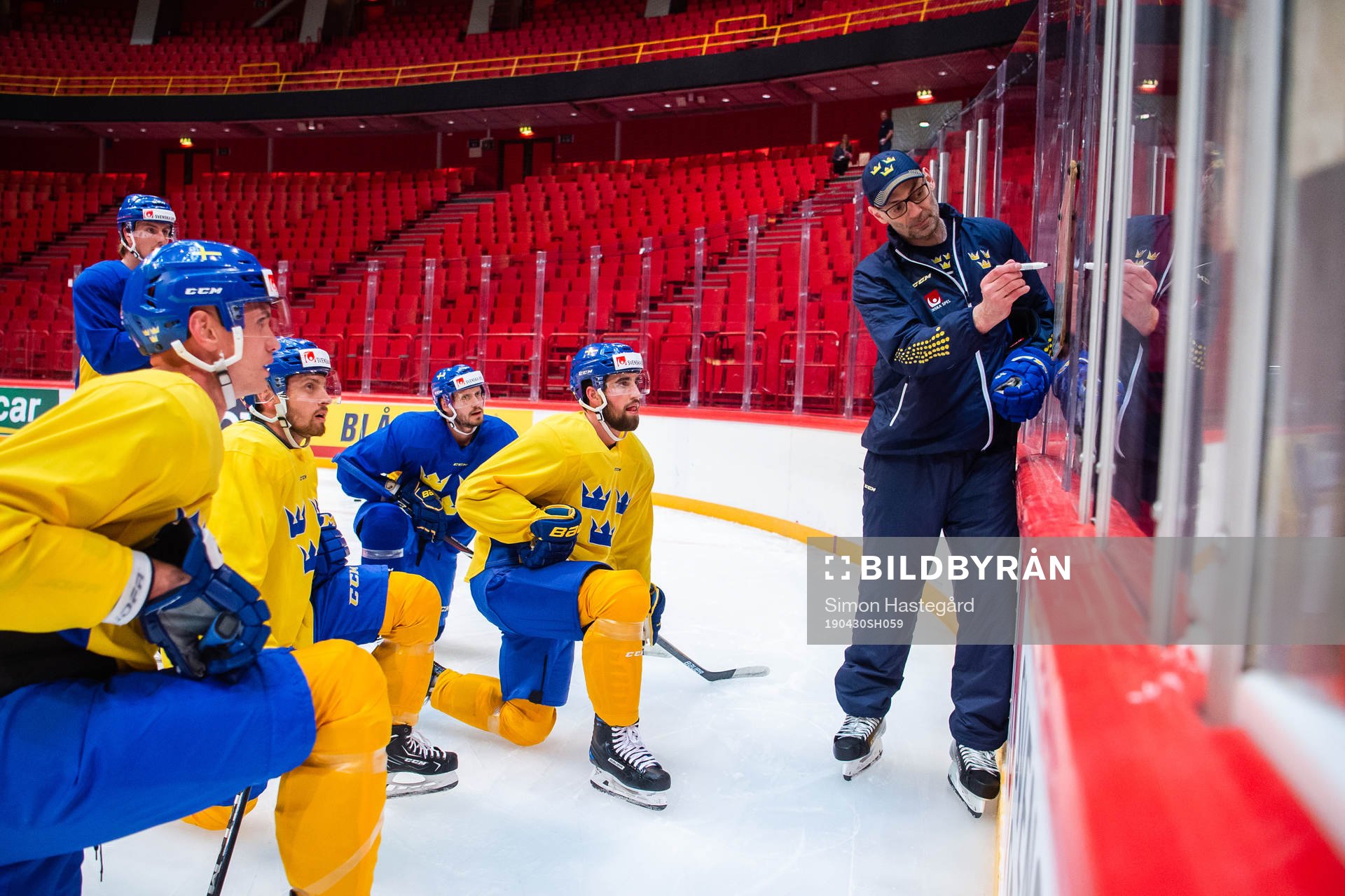 Assistant coach Peter Popovic and Erik Gustafsson