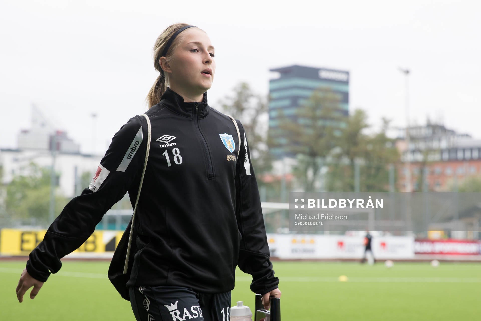 Göteborgs Hanna Andersson innan fotbollsmatchen i Svenska