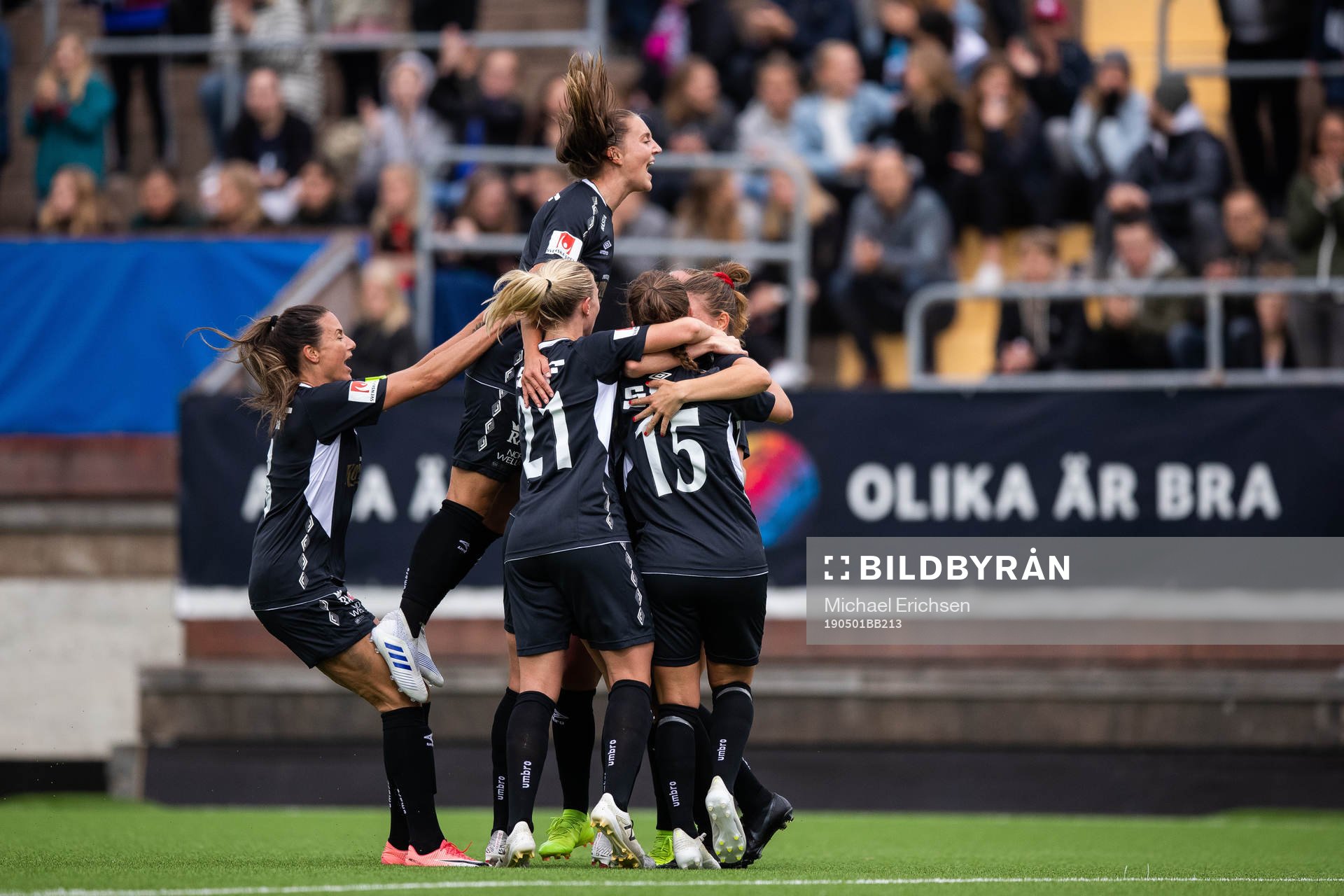 Göteborgs Pauline Hammarlund jublar med lagkamrater