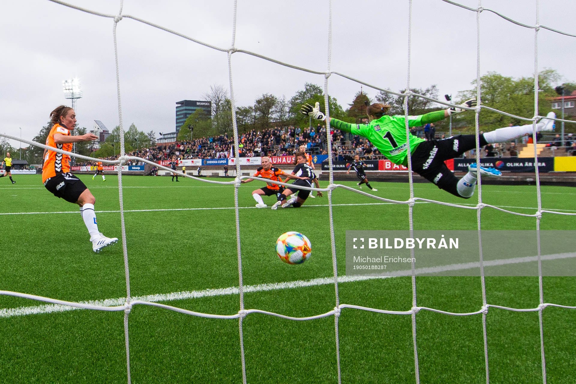 Göteborgs Pauline Hammarlund gör 1-0 bakom Kristianstads