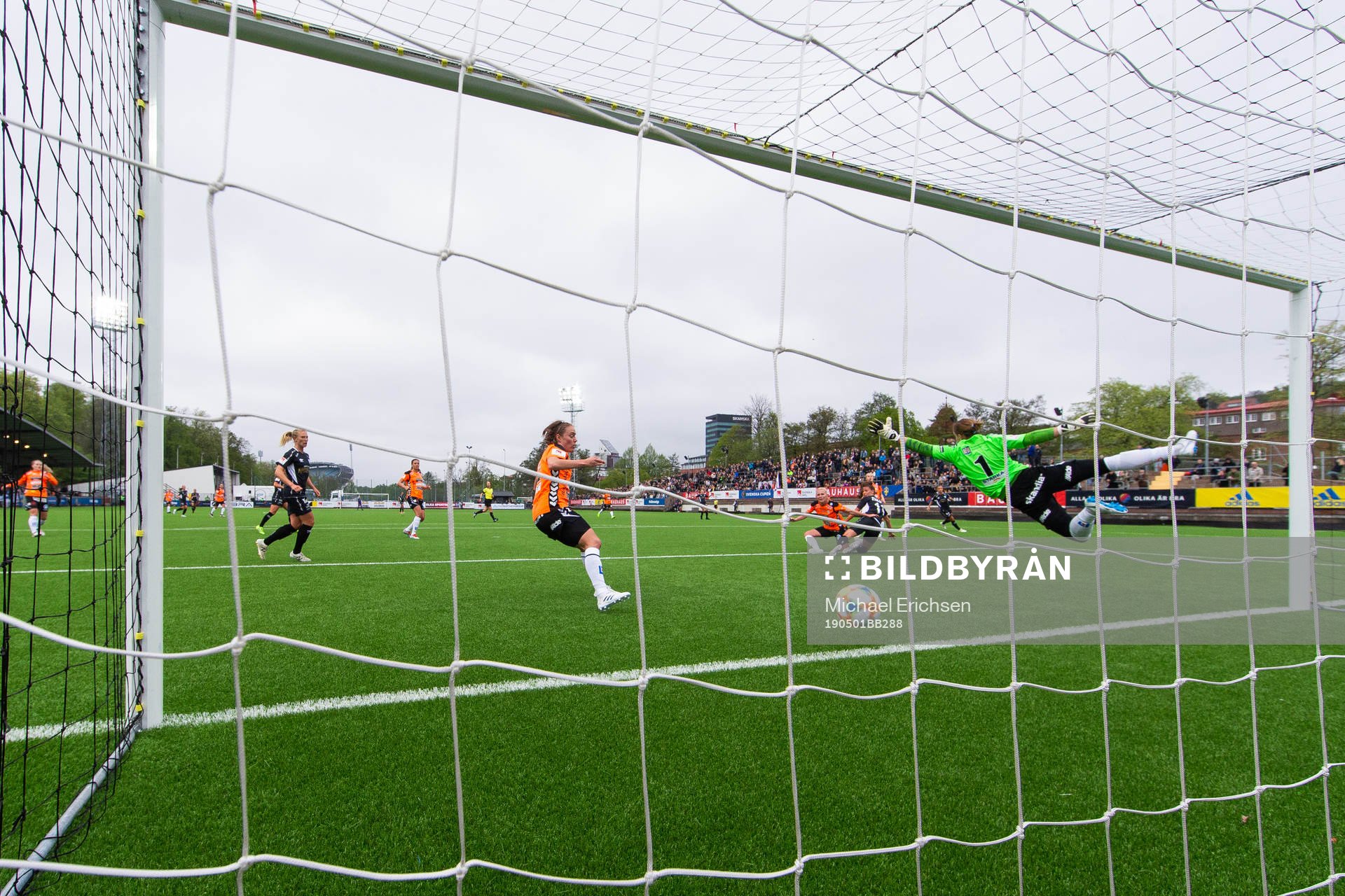 Göteborgs Pauline Hammarlund gör 1-0 bakom Kristianstads