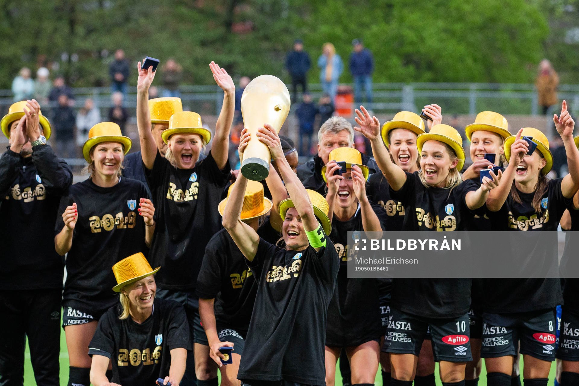 Göteborgs Beata Kollmats jublar med pokalen framför