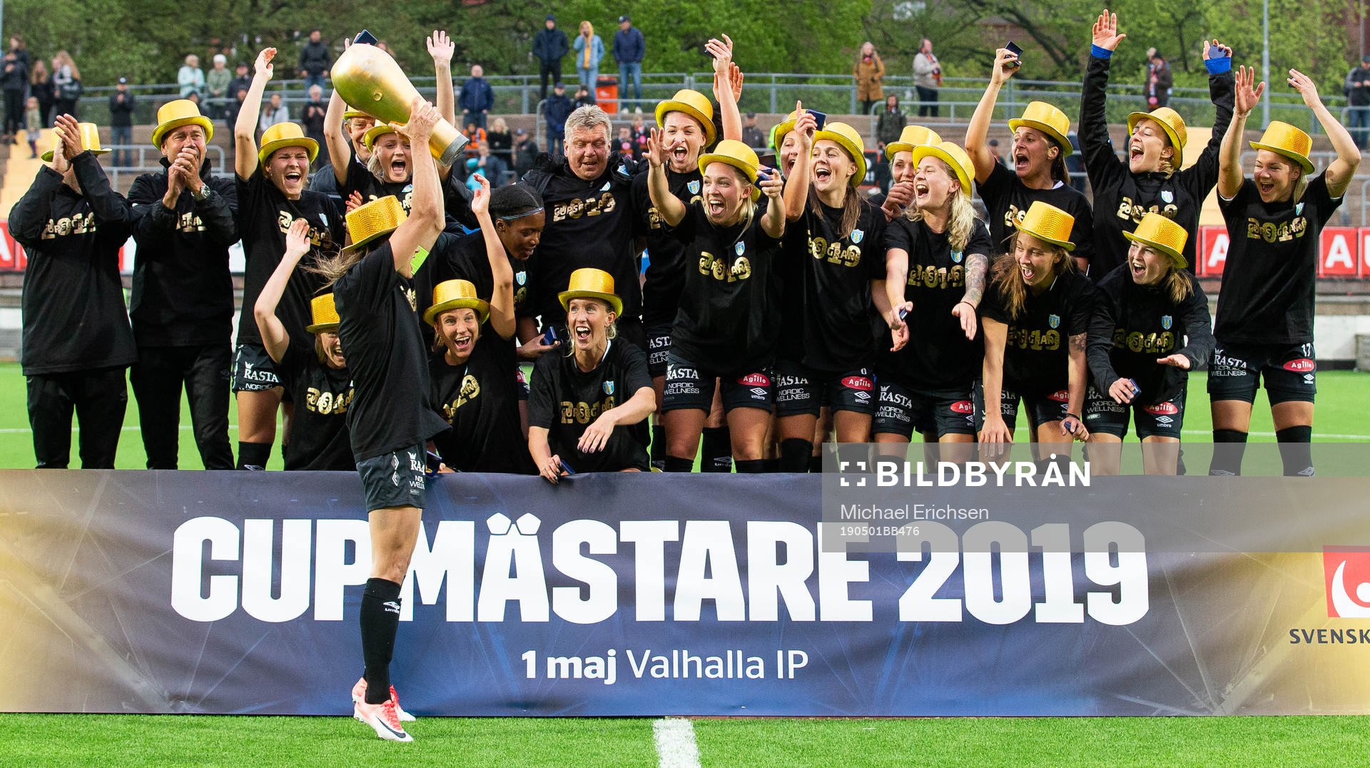 Göteborgs spelare jublar med pokalen