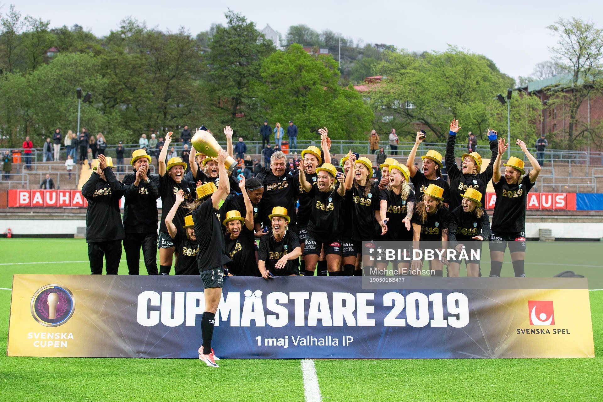 Göteborgs spelare jublar med pokalen